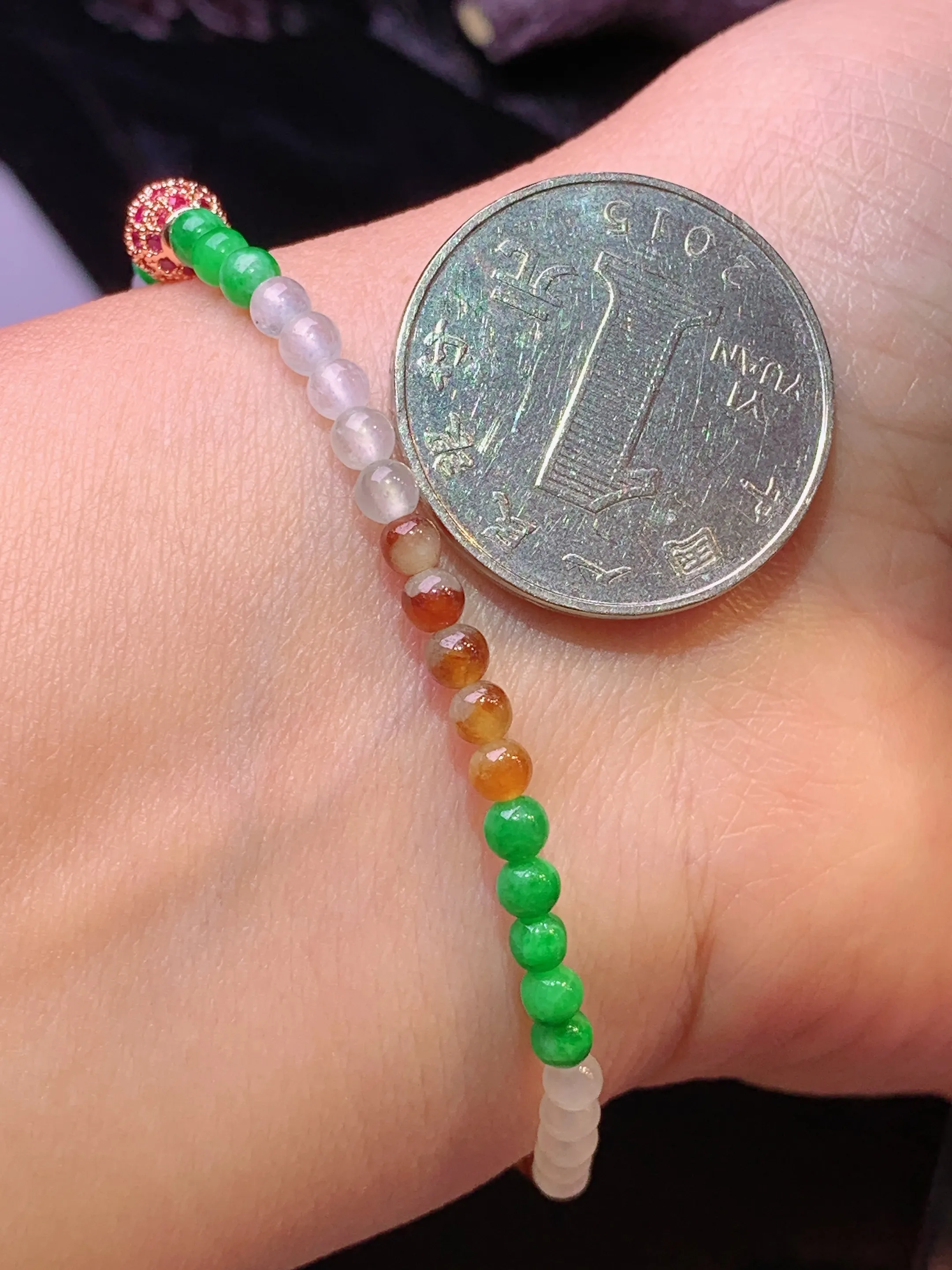 多彩圆珠手链 玉质细腻 色泽清新艳丽 整体尺寸3.3