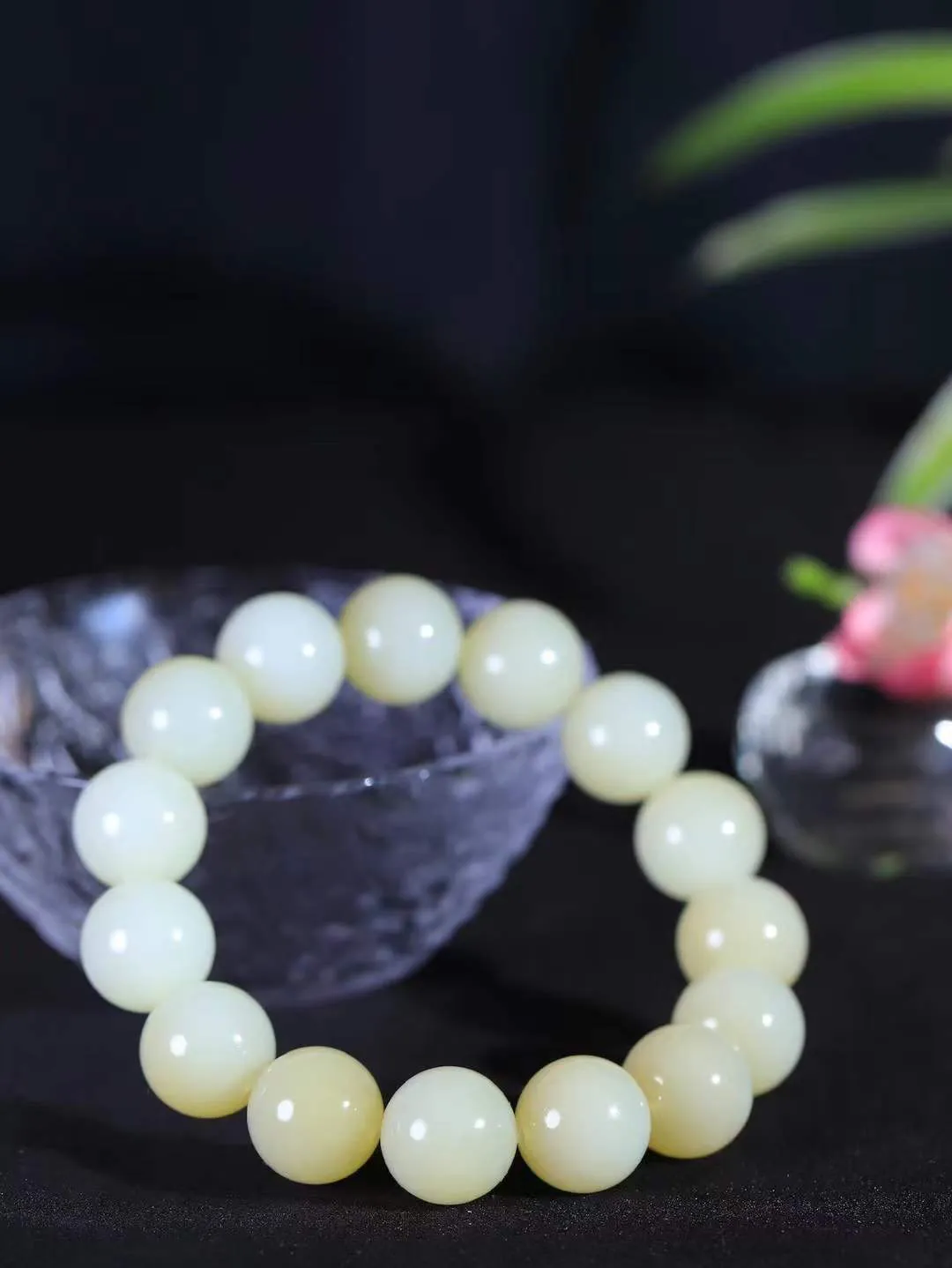 【珠圆玉润.手串】

精品和田玉糖白玉珠圆玉润手串 玉质温润细腻  整串打磨圆润，佩戴舒适。珠珠落玉盘，间关莺语花底滑，一生美好时光，无论身在何处，都有它相伴相守。事事顺遂，幸福美满，吉祥如意。重76.8克 尺寸取一15mm  FDL-791201268