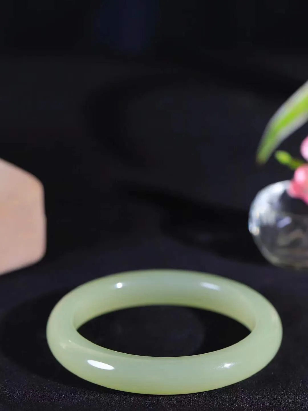 【温润于心.手镯】

精品️和田玉晴水手镯，如晴水般清澈，似晴空般纯净。每一缕纹理都诉说着大自然的