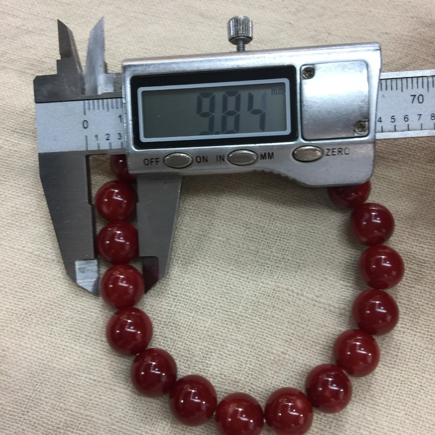 【天然日本阿卡牛血红珊瑚小10mm圆珠弹力单手串】难得高瓷度，日本产地，阿卡材料，整条少虫眼少白芯的阿卡圆珠。整条赤血牛血红颜色，珠子直径9.84-9.16mm，每颗珠子均为天然的珊瑚，珊瑚自古就为佛教珍宝，深海千年有机宝石！收藏价值高、可传承重量为23.25克！追求品质者的福音！实物漂亮！