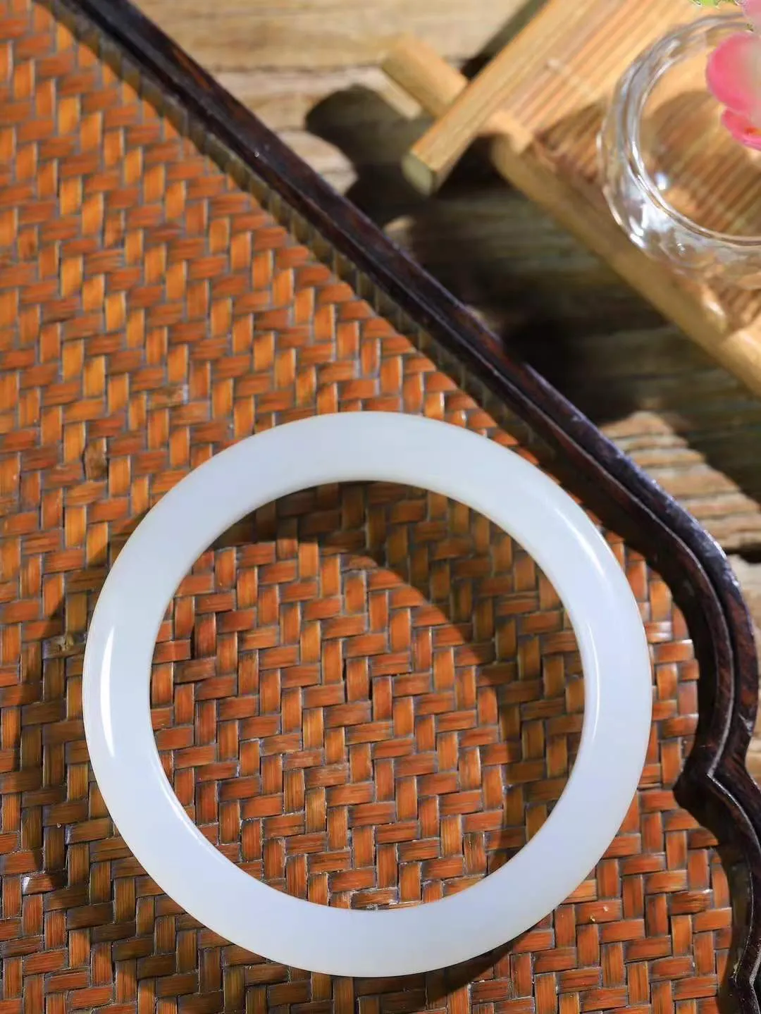 （一见倾心.手镯）

精品和田玉冰底手镯，玉质温润细腻 油性十足 手感舒适，高华雅逸，线条流畅，简约大气，美自天成，素雅高贵。佩戴于腕间，婉约之美，举手投足间透出那低调奢华。重49.8克  尺寸59-10.5-9mm FDL791242426