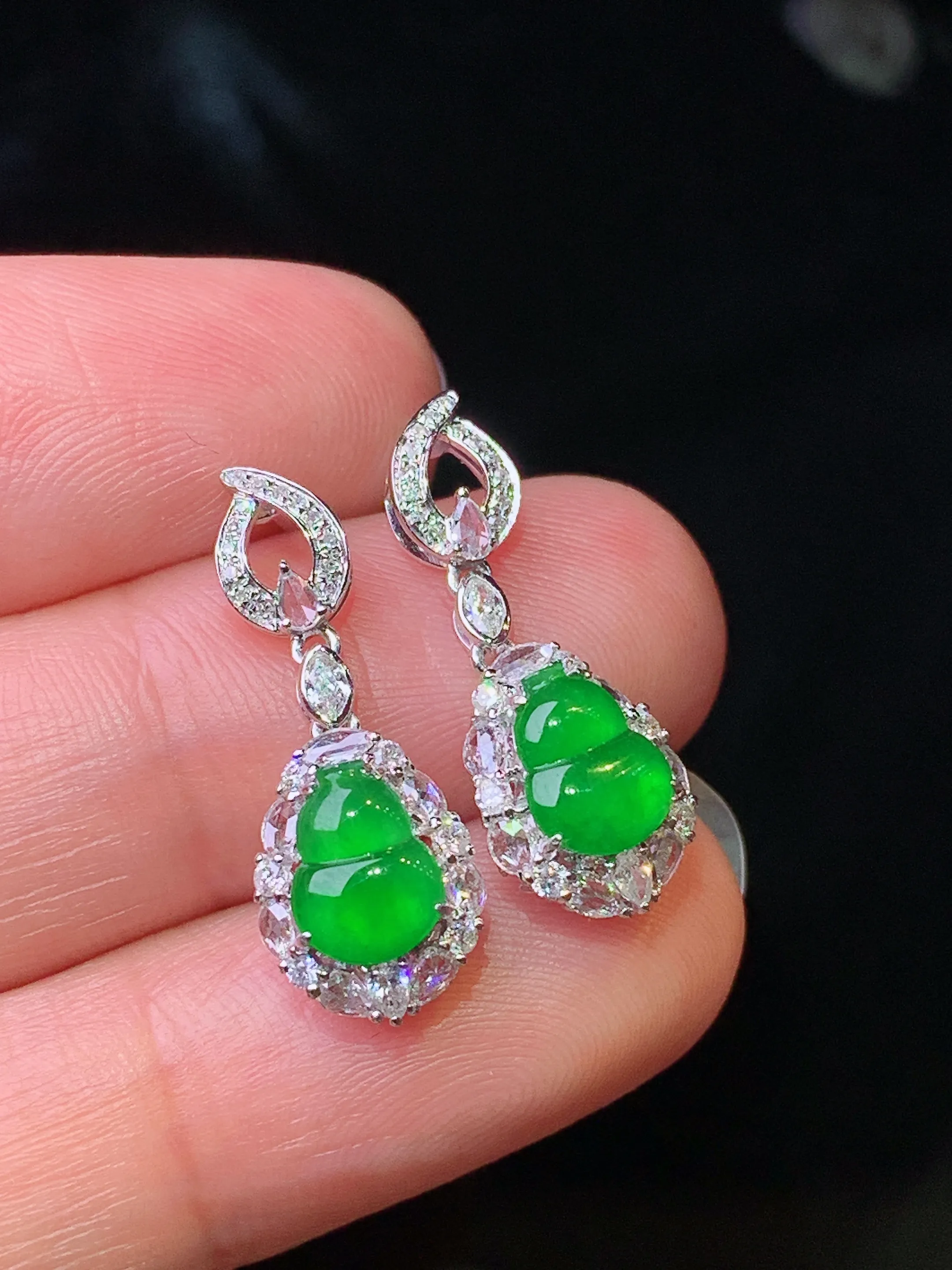 18k金钻镶嵌满绿葫芦耳坠 玉质细腻 色泽清新艳丽 整体尺寸22.5*8.5*5.7