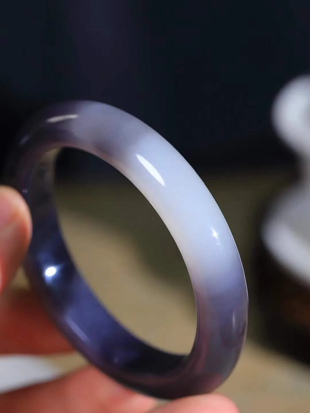 【婉约佳人.手镯】

精品和田玉烟紫白双色手镯 玉质温润细腻 油性十足 手感舒适，高华雅逸，线条流畅，简约大气，美自天成，素雅高贵。佩戴于腕间，婉约之美，举手投足间透出那份低调奢华。重53.2克 内径53.5mm  尺寸11.7-9.2mm   FDL-111272433