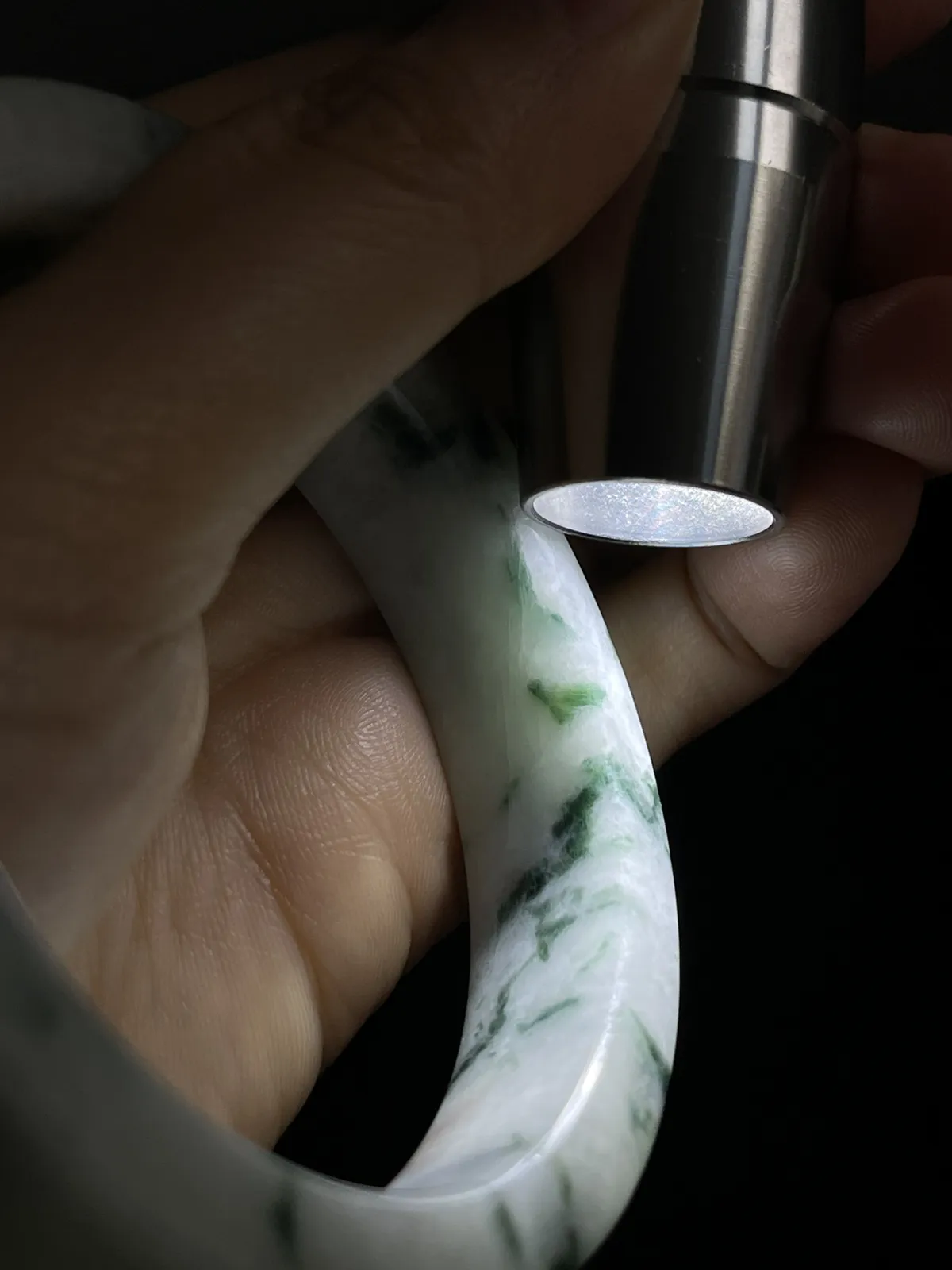 正圈56.5圈口，翡翠糯化种飘绿手镯，非常独特的方形手镯，飘片片蓝绿碎花，仙气飘飘，上手非常漂亮