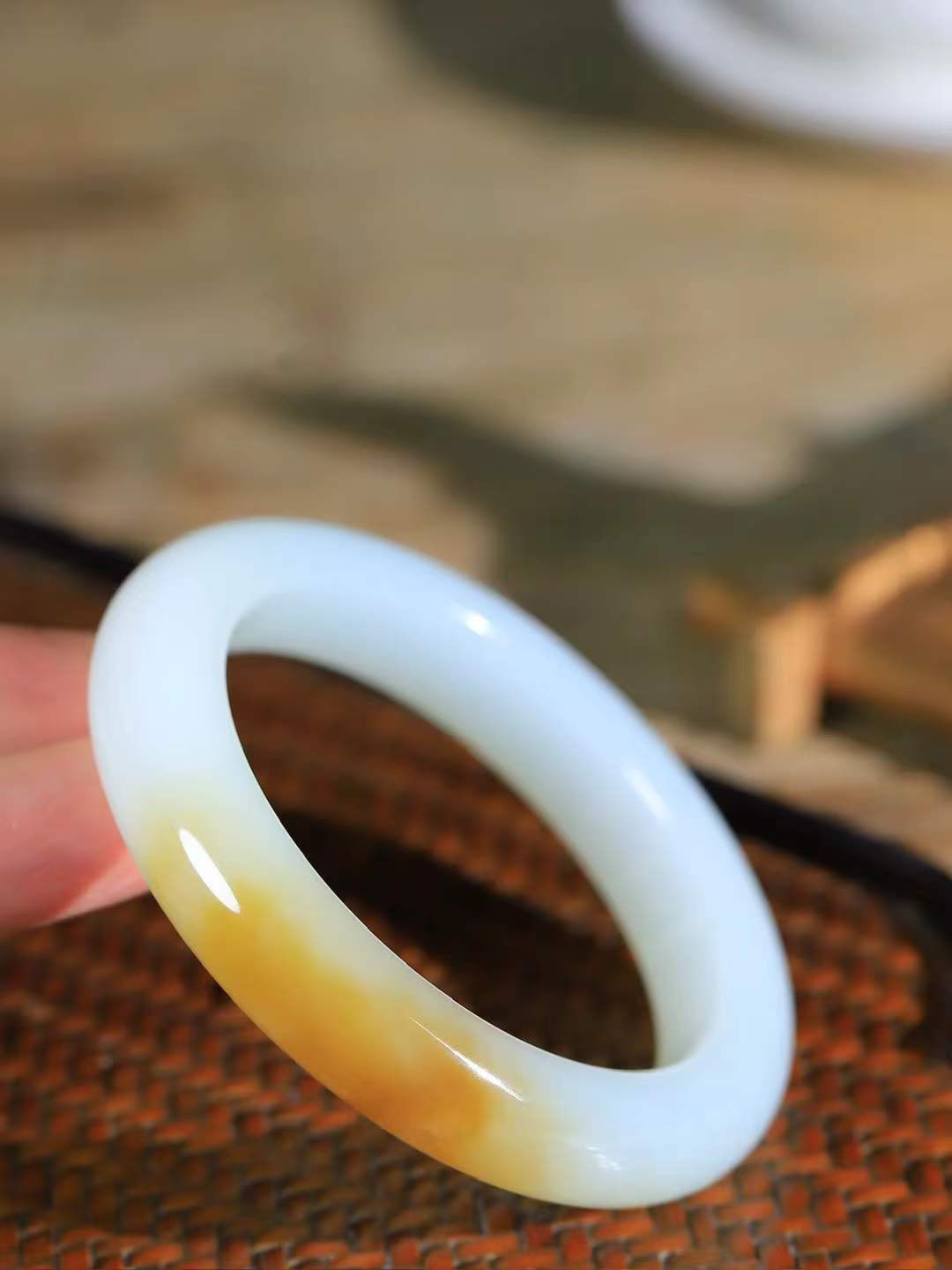 【暖玉生香·手镯】

精品和田玉糖白玉手镯，质地油润细腻，色泽高贵典雅，镯型古朴典雅。在诗情画意的雨巷相遇，你是我腕间的一抹风情，有你眸有深情，清风荡漾湖间静水，我愿俯身低眉，在烟波涟漪处，寻你深情倩影。内径57mm尺寸13-10mm重68.3克fDL-181252400