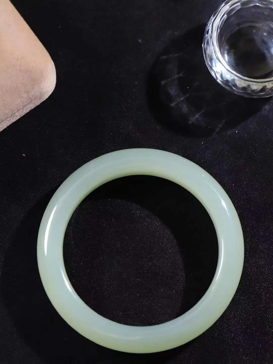 【诗情画意.手镯】

精品️和田玉晴水手镯   细腻油脂,手感润滑。意韵飘渺，温雅细腻，工艺精湛，️氤氲诗意的美跃然于手腕之间，给人以出尘的风雅，优美脱俗，气质非凡。重60.5克 内径56mm尺寸13-9.3mm  221202500A