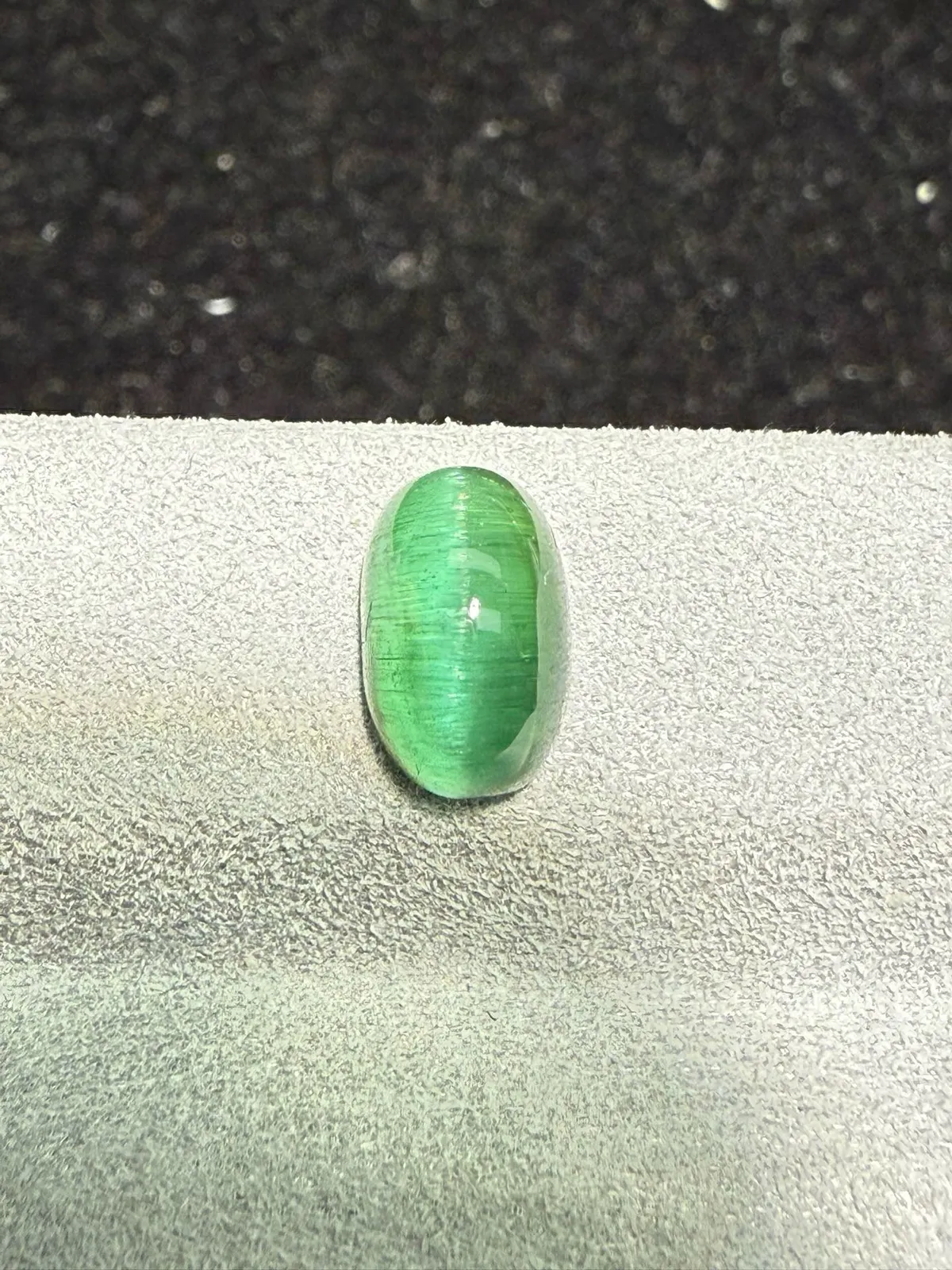 2.46克拉碧玺猫眼裸石 猫眼效应犀利 晶体好[强][强] 水头十足 俏色系列可遇不可求 大约规格：9.2*5.9*4.8mm