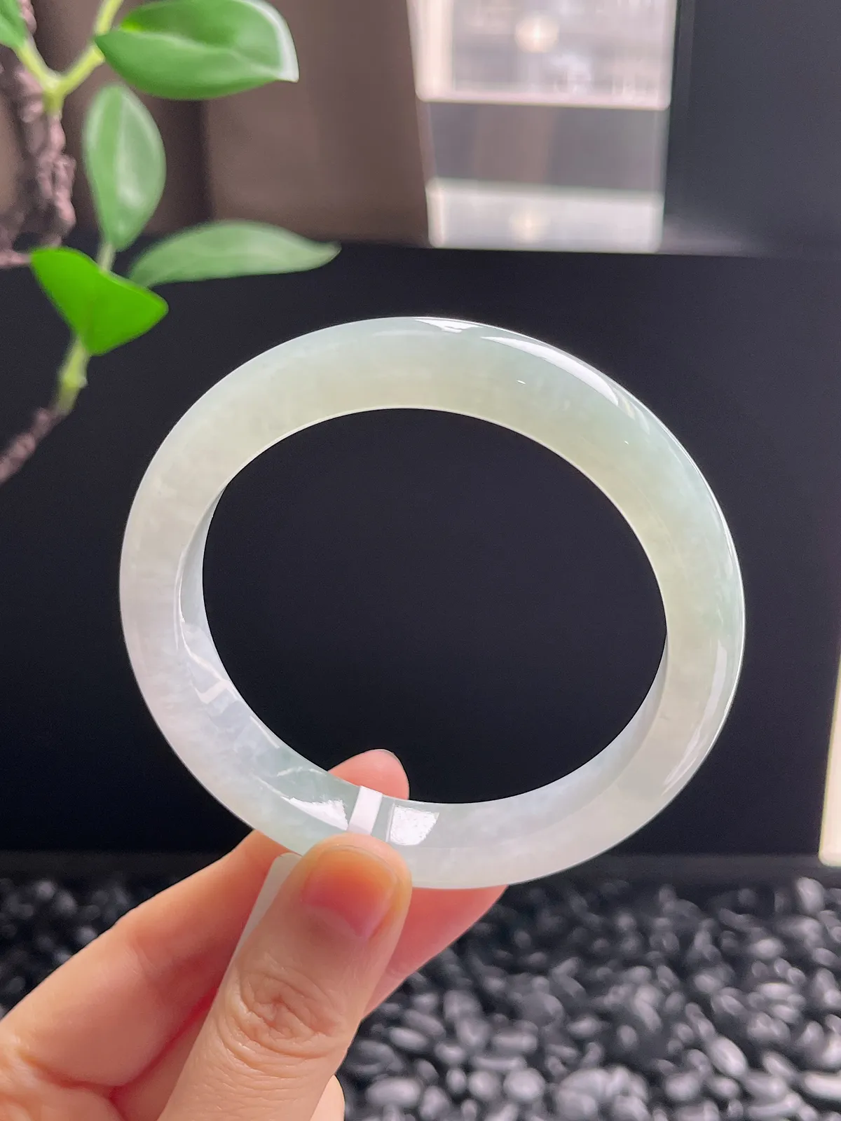 正圈58.5圈口，翡翠冰糯种淡绿色手镯，胶感十足