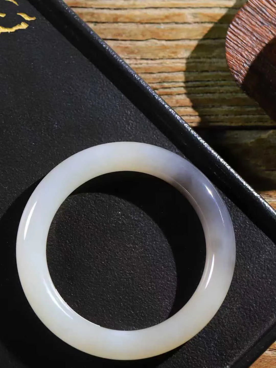 （一见倾心.手镯）

精品和田玉三色圆条手镯，玉质温润细腻 油性十足 手感舒适，高华雅逸，线条流畅，简约大气，美自天成，素雅高贵。佩戴于腕间，婉约之美，举手投足间透出那低调奢华。重60克  尺寸56-11.3-10.5mm  561252400A