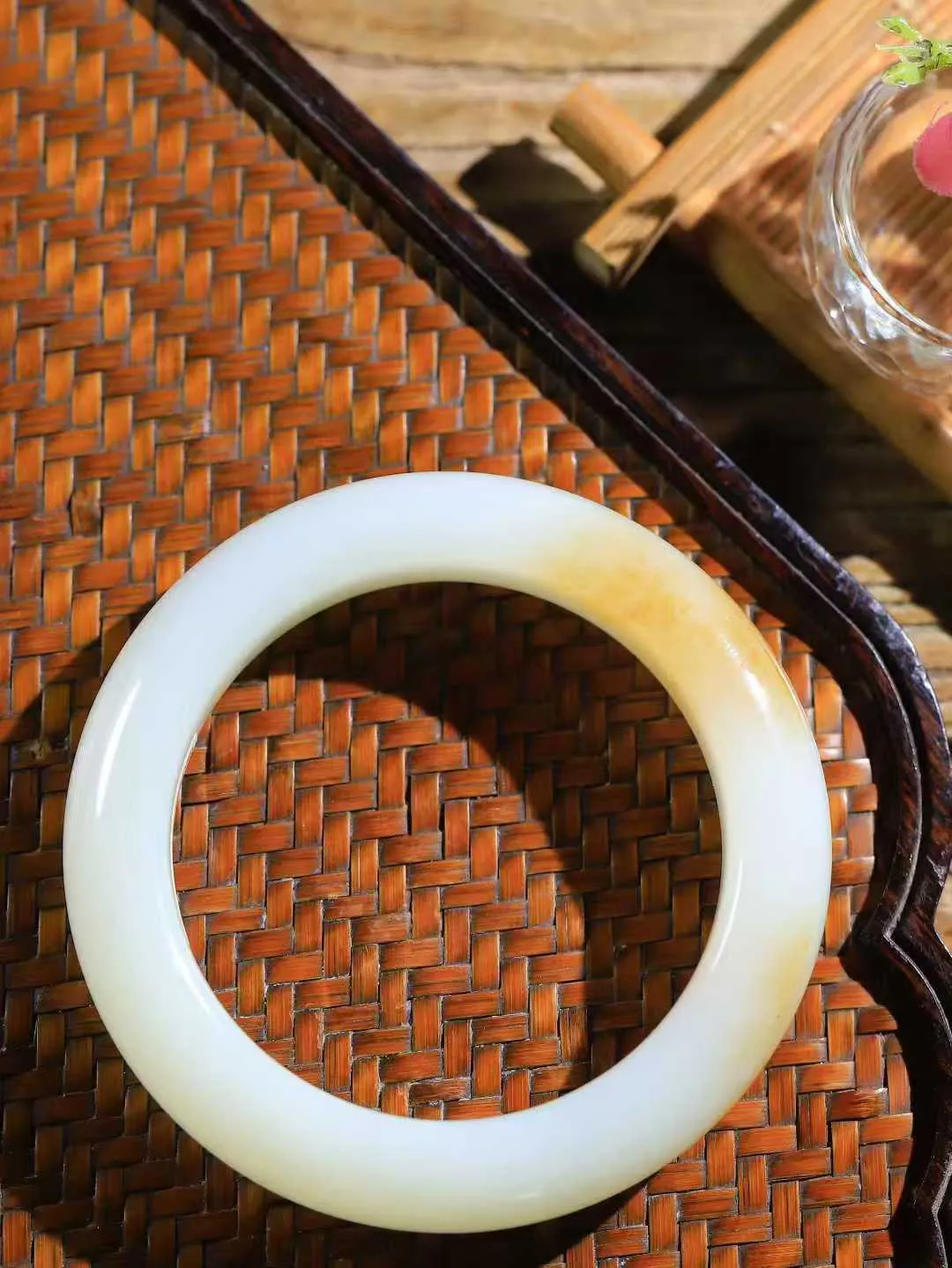 （温柔雅致.手镯）

精品️和田玉糖白玉手镯。镯型饱满，温润细腻，脂润沁香。️执一卷书，沏一盏茶，着一袭裙，戴一只镯。淡淡浅笺，素心若兰，静赏玉中诗画。悠悠岁月，芊手轻摘，盛满诗样芳华。重87克   尺寸56.5-15-10.8mm    FDA-321242400