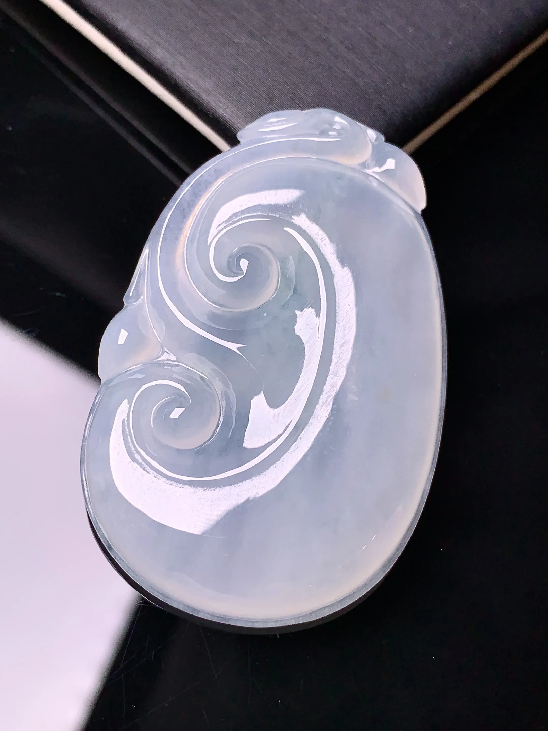 冰种如意吊坠 玉质细腻 色泽清新艳丽 整体尺寸44.6*29.2*6