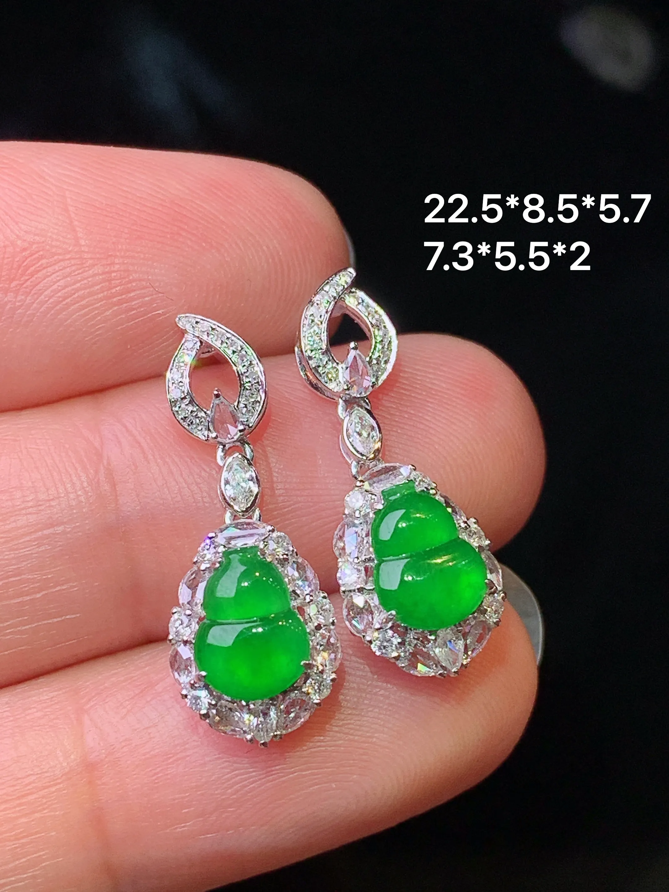 18k金钻镶嵌满绿葫芦耳坠 玉质细腻 色泽清新艳丽 整体尺寸22.5*8.5*5.7