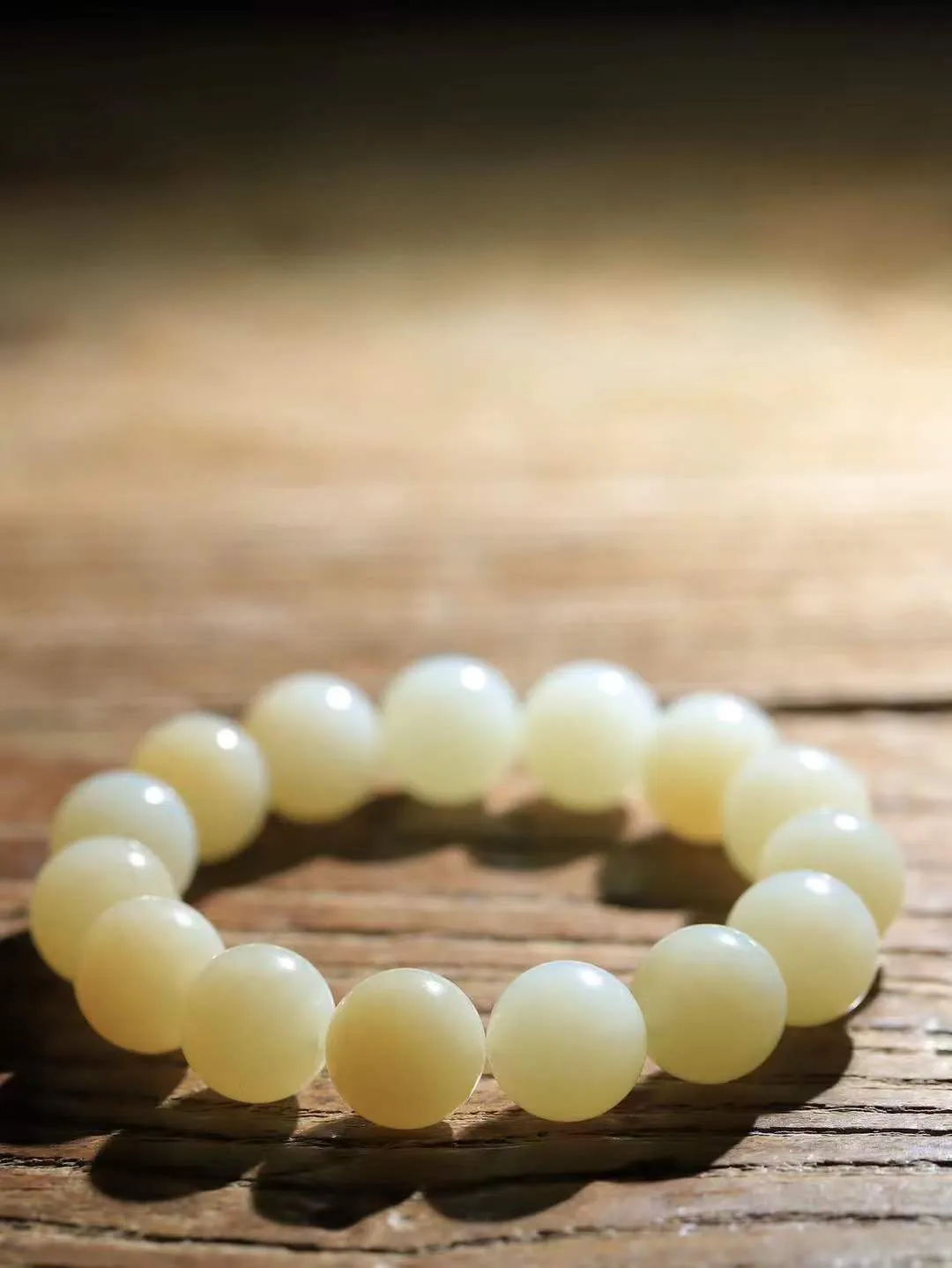 【珠圆玉润.手串】

精品和田玉糖白玉珠圆玉润手串 玉质温润细腻  整串打磨圆润，佩戴舒适。珠珠落玉盘，间关莺语花底滑，一生美好时光，无论身在何处，都有它相伴相守。事事顺遂，幸福美满，吉祥如意。重76.8克 尺寸取一15mm  FDL-791201268