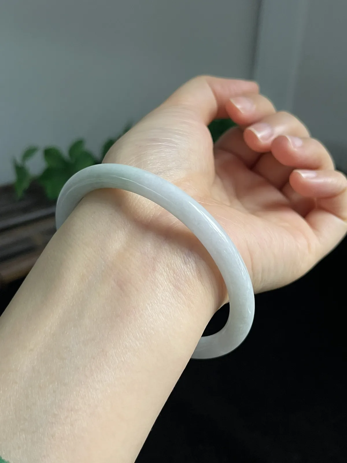 圆镯60.6圈口，翡翠手镯. 种老肉细，飘一片翠绿细细的叮当镯，上手秀气漂亮