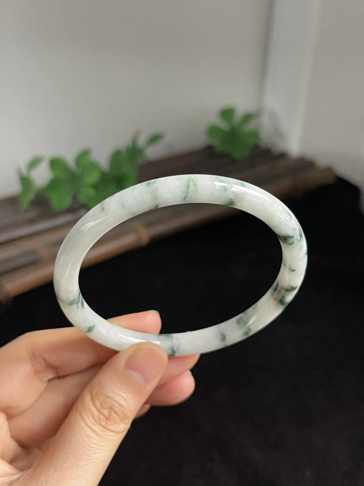 圆镯57.5圈口，翡翠糯化种飘绿手镯