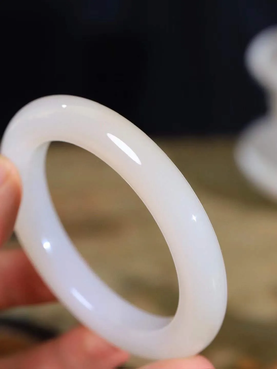 【一见钟情·手镯】

精品和田玉白玉藕粉双色手镯。镯型饱满，温润细腻，脂润沁香。️执一卷书，沏一盏茶，着一袭裙，戴一只镯。淡淡浅笺，素心若兰，静赏玉中诗画。悠悠岁月，芊手轻摘，盛满诗样芳华。重66.5克   内径圈口57mm 尺寸11.5-11mm  FDA-111252533