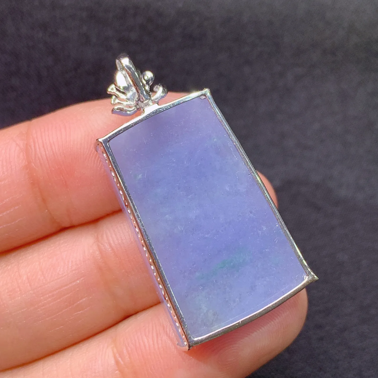 紫罗兰无事牌吊坠，18k金镶嵌，温润细腻，色泽浓郁 尺寸34.2*17.6*7