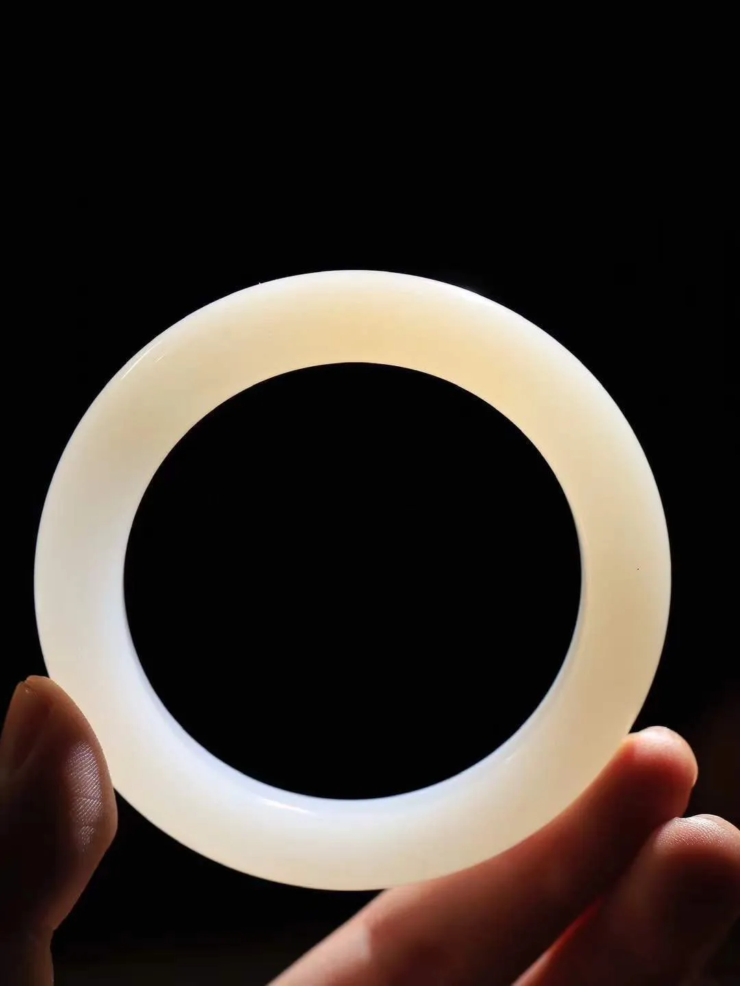 【一见钟情·手镯】

精品和田玉白玉藕粉双色手镯。镯型饱满，温润细腻，脂润沁香。️执一卷书，沏一盏茶，着一袭裙，戴一只镯。淡淡浅笺，素心若兰，静赏玉中诗画。悠悠岁月，芊手轻摘，盛满诗样芳华。重66.5克   内径圈口57mm 尺寸11.5-11mm  FDA-111252533