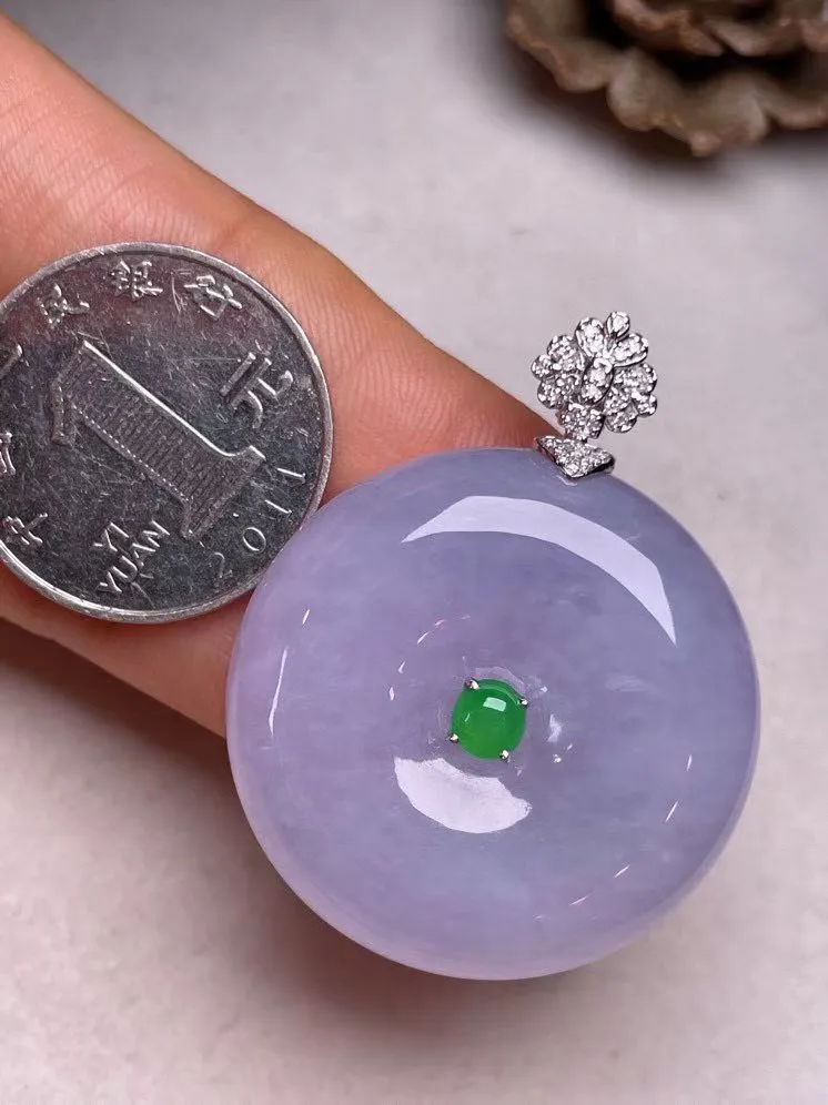 冰糯种紫罗兰平安扣吊坠、真金真钻镶嵌，种水好，玉质细腻 .裸石尺寸 33.8