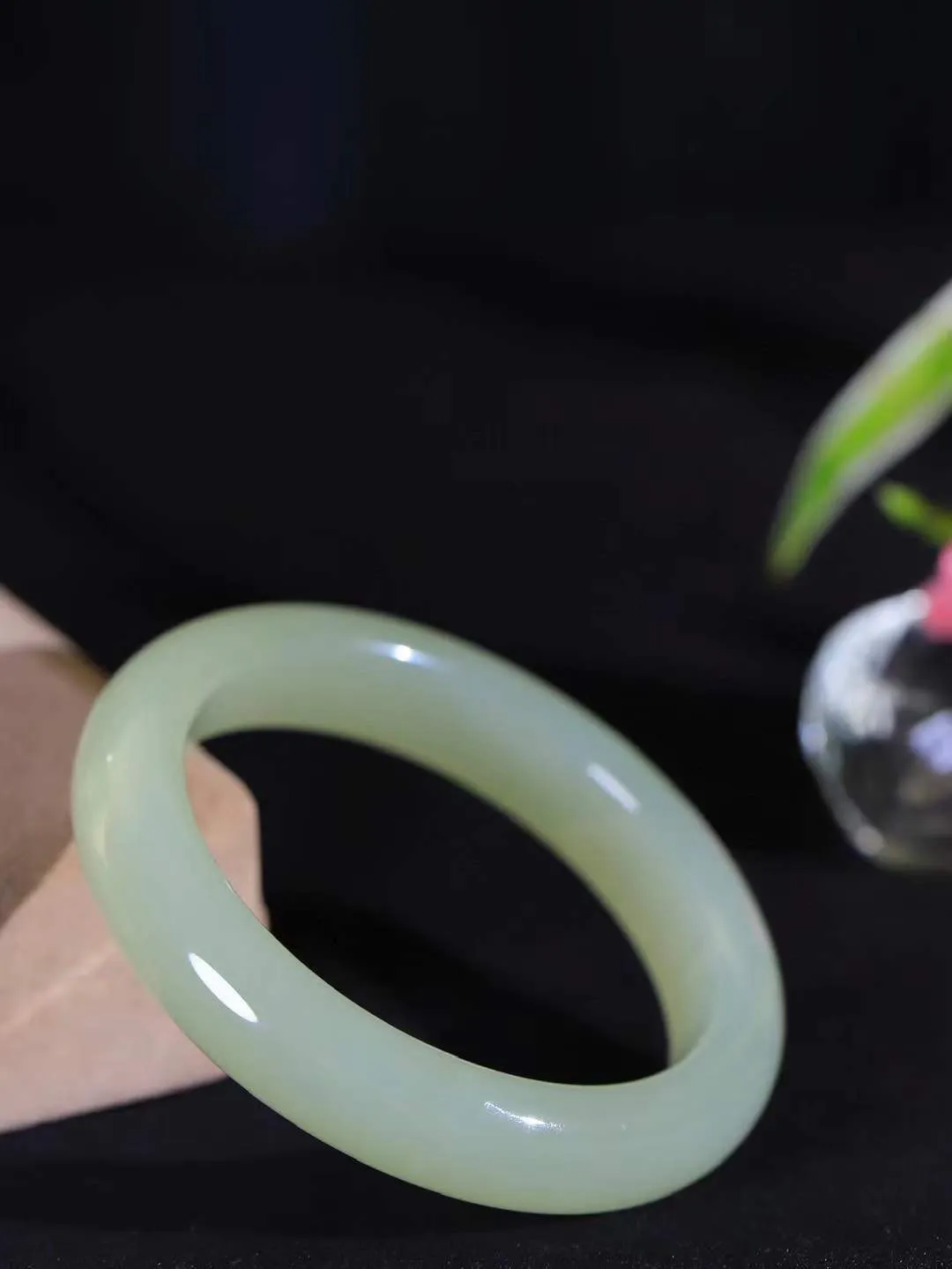 【诗情画意.手镯】

精品️和田玉晴水手镯   细腻油脂,手感润滑。意韵飘渺，温雅细腻，工艺精湛，️氤氲诗意的美跃然于手腕之间，给人以出尘的风雅，优美脱俗，气质非凡。重60.5克 内径56mm尺寸13-9.3mm  221202500A