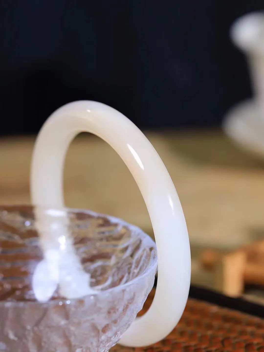 【柔情素语·手镯】

精品和田玉白玉藕粉双色圆条手镯，玉质细腻温润，手感舒适，️线条流畅，简约大气，美自天成，佩戴于腕间，婉约之美，举手投足间透出那份低调奢华，醉人心扉。重43克 内径圈口58mm  尺寸9.7-9mm   FDA-551242500