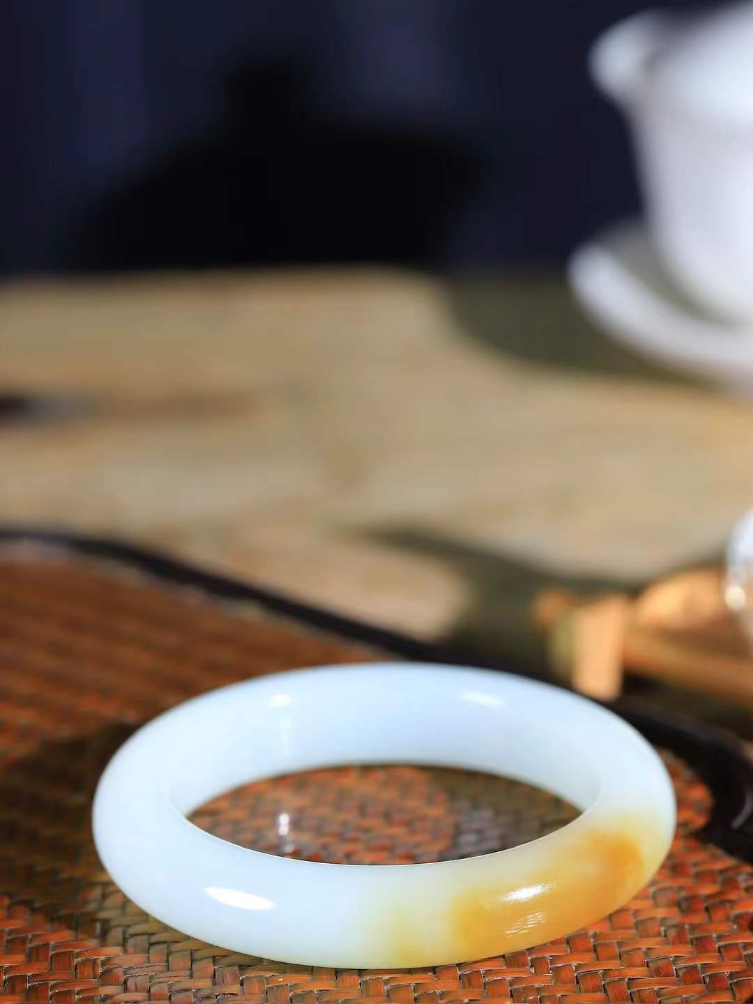 【暖玉生香·手镯】

精品和田玉糖白玉手镯，质地油润细腻，色泽高贵典雅，镯型古朴典雅。在诗情画意的