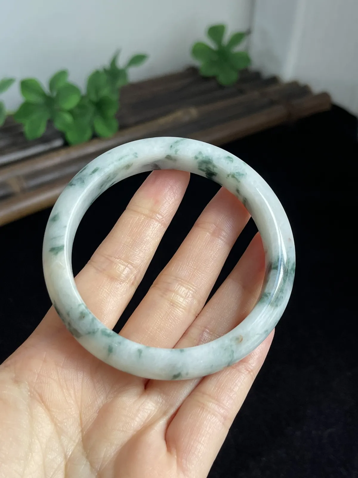 正圈56.3圈口，翡翠糯化种白底飘花飘绿手镯