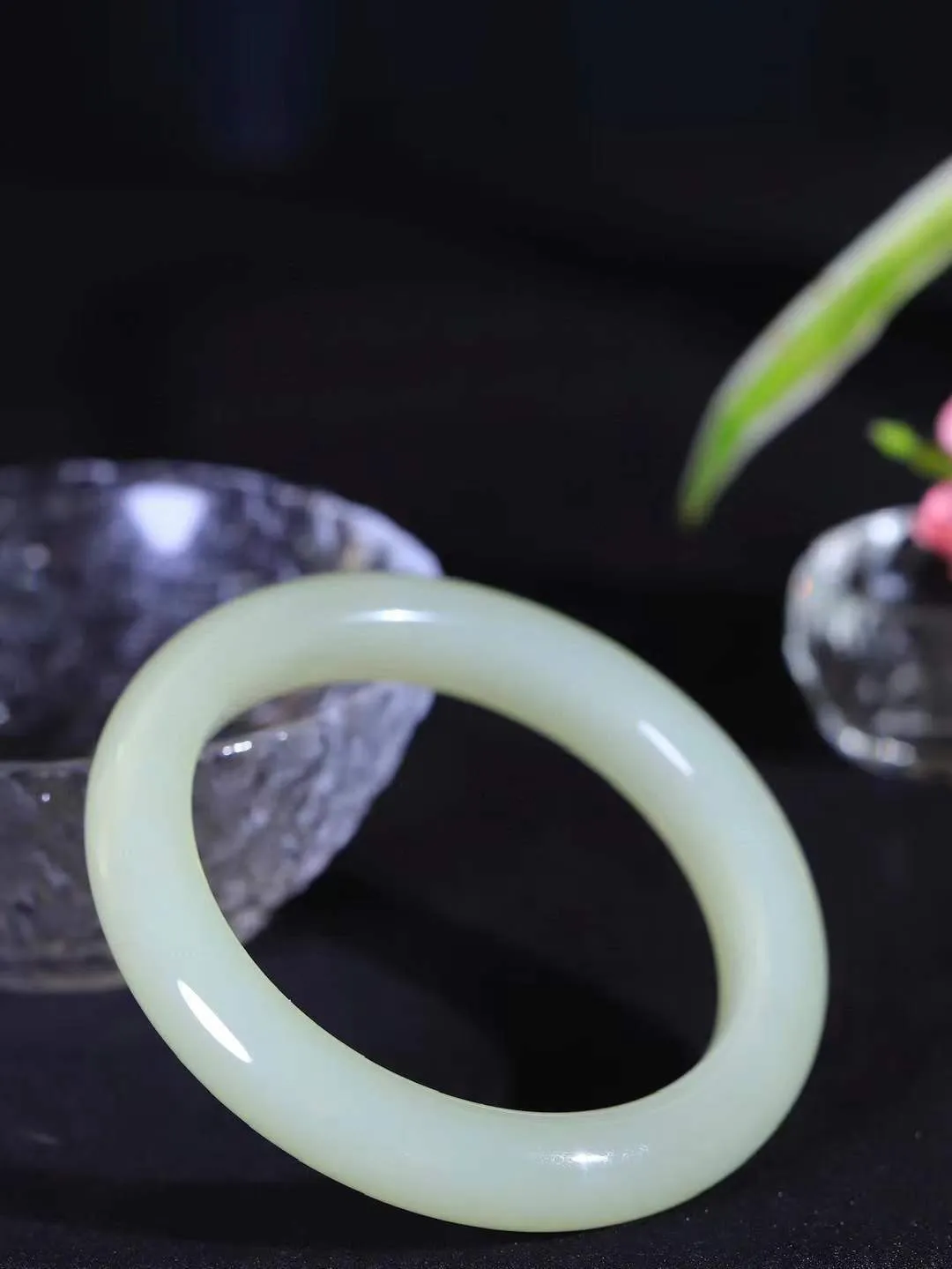 （一见倾心.手镯）

精品和田玉晴水手镯，玉质温润细腻 油性十足 手感舒适，高华雅逸，线条流畅，简约大气，美自天成，素雅高贵。佩戴于腕间，婉约之美，举手投足间透出那低调奢华。重63.3克  尺寸59.5-12-9.7mm  561252500A