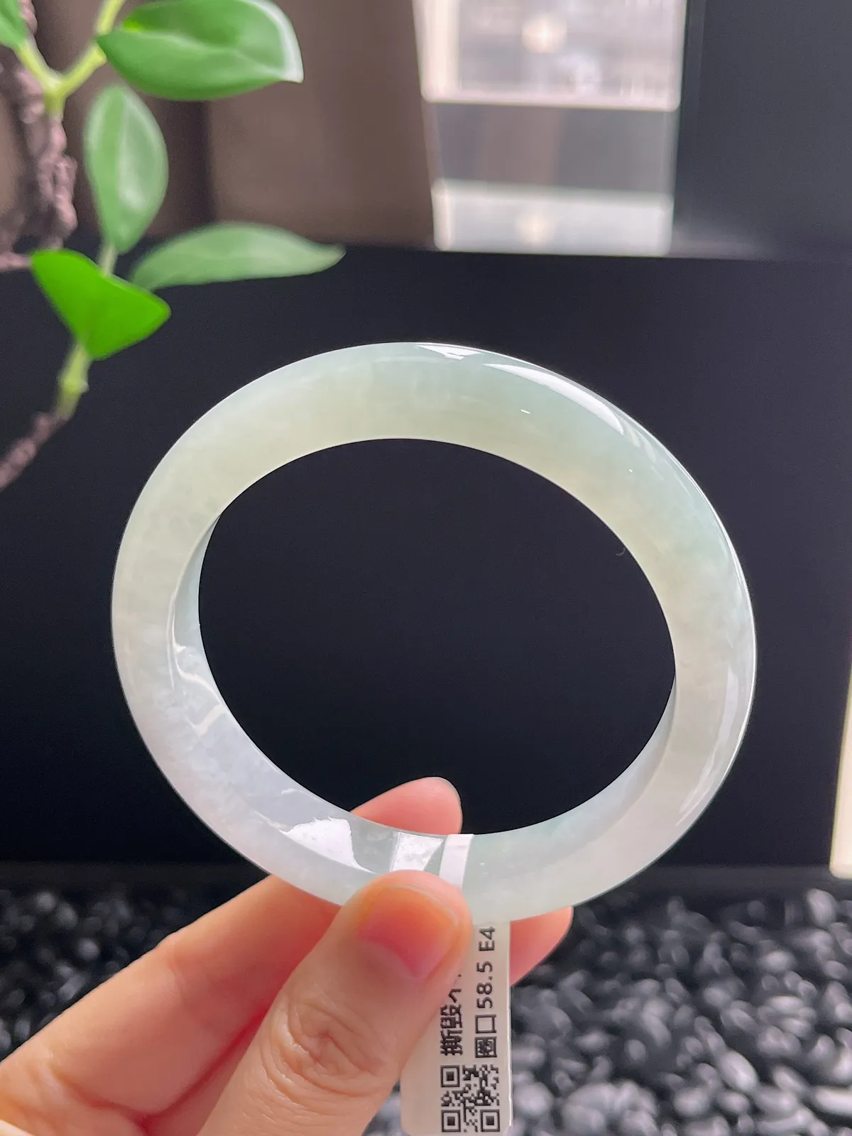 正圈58.5圈口，翡翠冰糯种淡绿色手镯，胶感十足