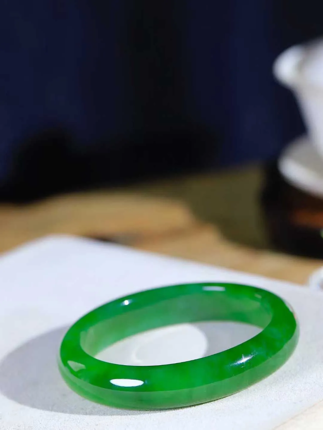 【碧波流转·手镯】

收藏级和田玉碧玉猫眼手镯，玉质细腻温润，手感舒适，️线条流畅，简约大气，美自天成，佩戴于腕间，婉约之美，举手投足间透出那份低调奢华，醉人心扉。
重56.7克 内径圈口57.5mm尺寸13.2-8.5mm  FDA-131202408