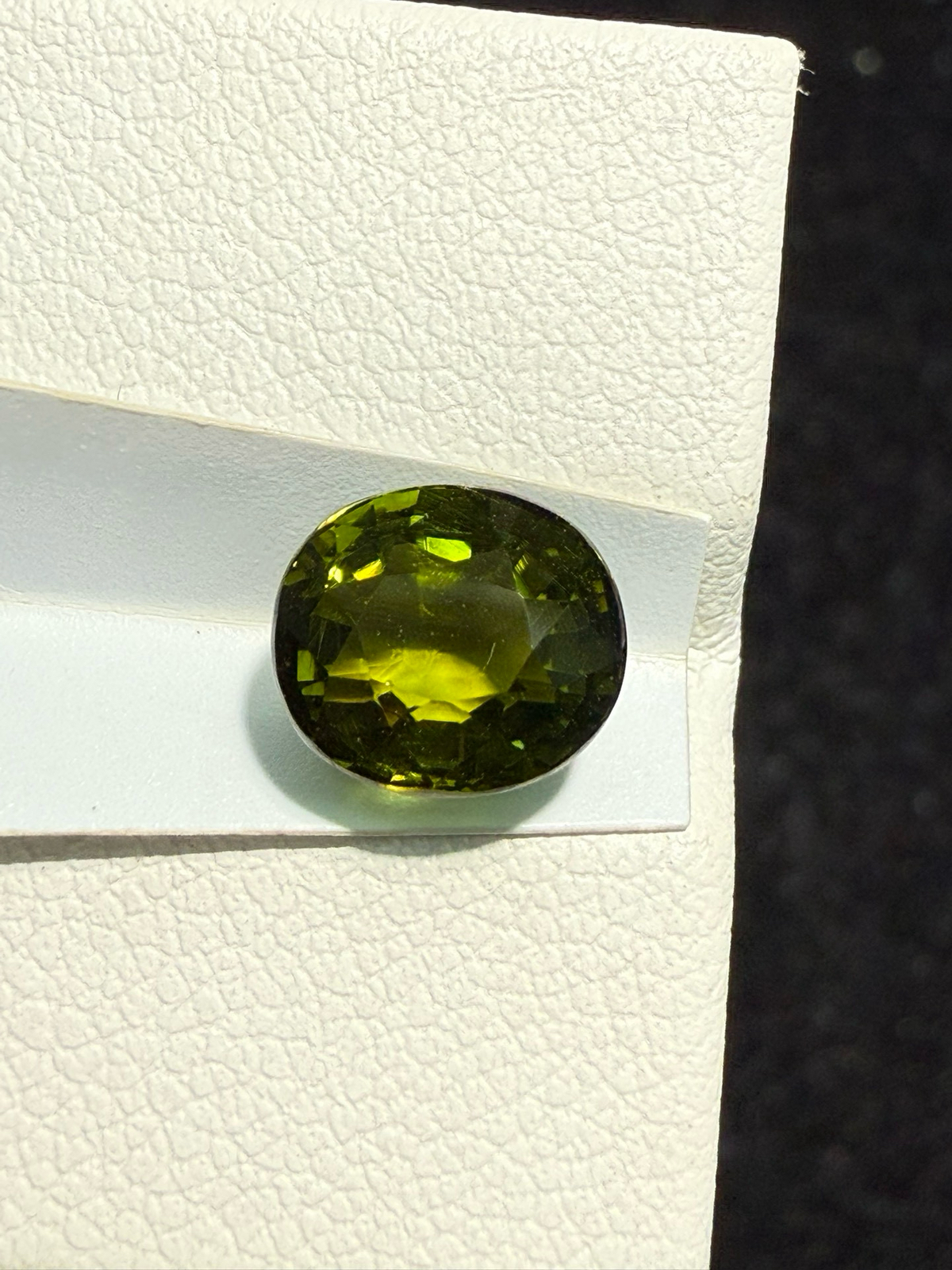 【高端珠宝】天然极美绿碧玺裸石
重量: 2.51ct  规格: 7.9*6.9*5.8毫米
精湛切工，满身火彩
台面大，实物更美，可以代镶嵌设计。