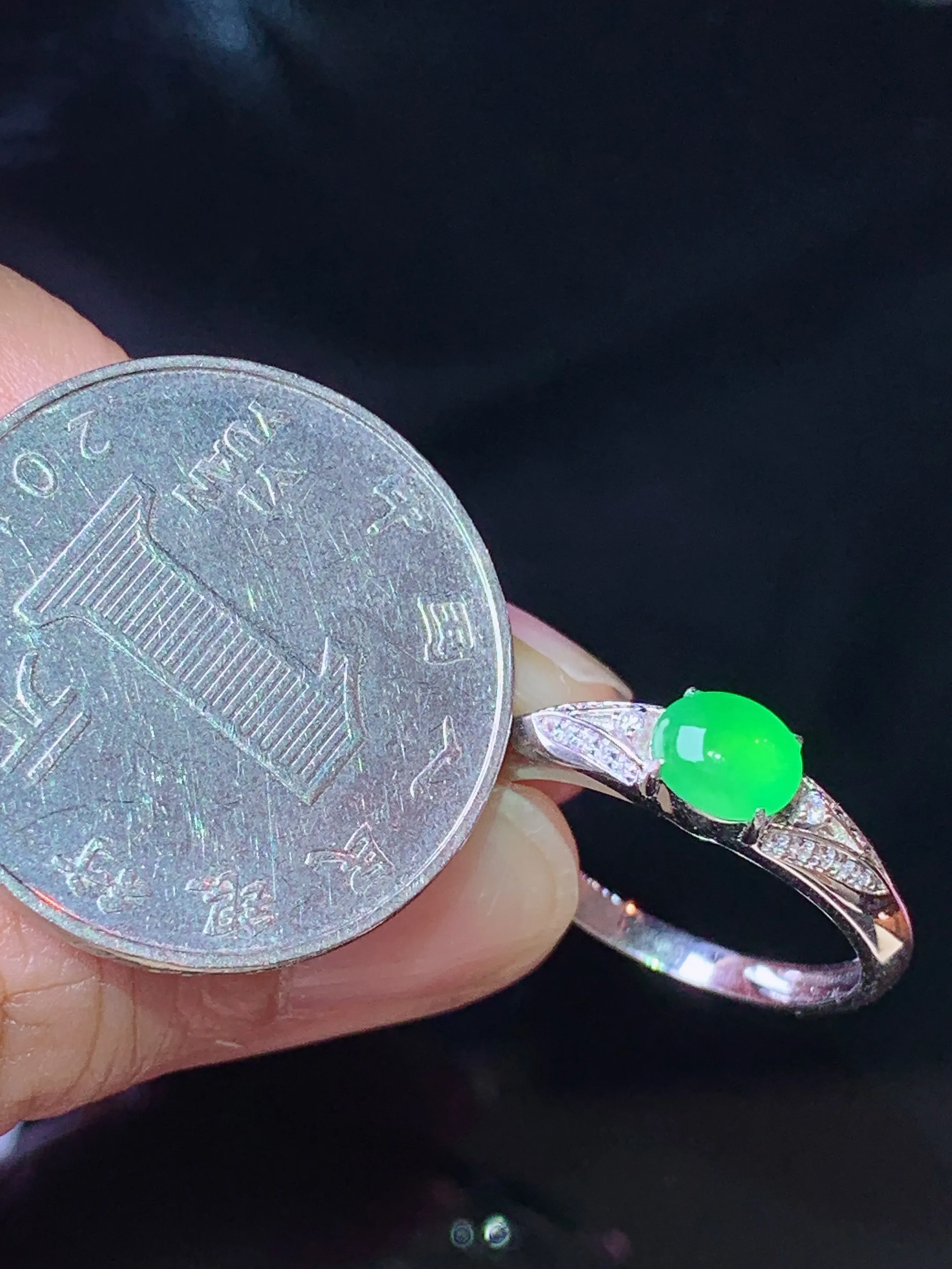 18k金钻镶嵌满绿蛋面戒指 玉质细腻 色泽清新艳丽 圈口14.5 整体尺寸5*5.6*2.3