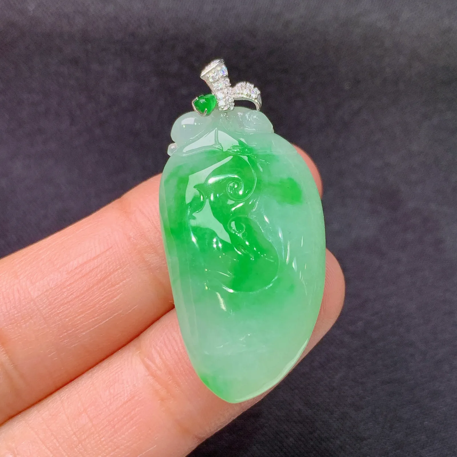 飘绿福瓜吊坠，18k金镶嵌，冰润色阳，玉质细腻，种水足，Xz 尺寸37*17.5*7.8