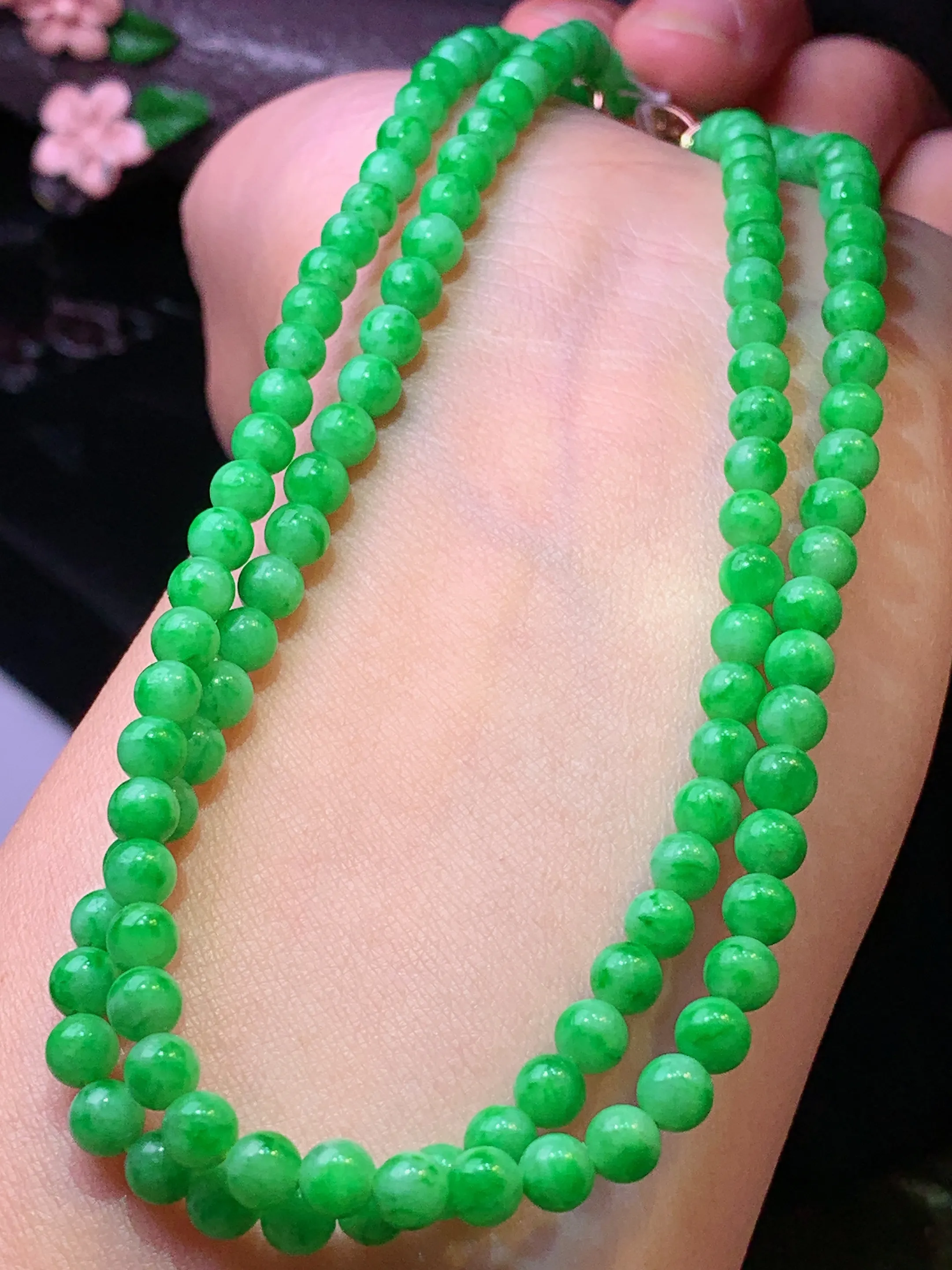 翠绿圆珠项链 玉质细腻 色泽清新艳丽 整体尺寸4.5