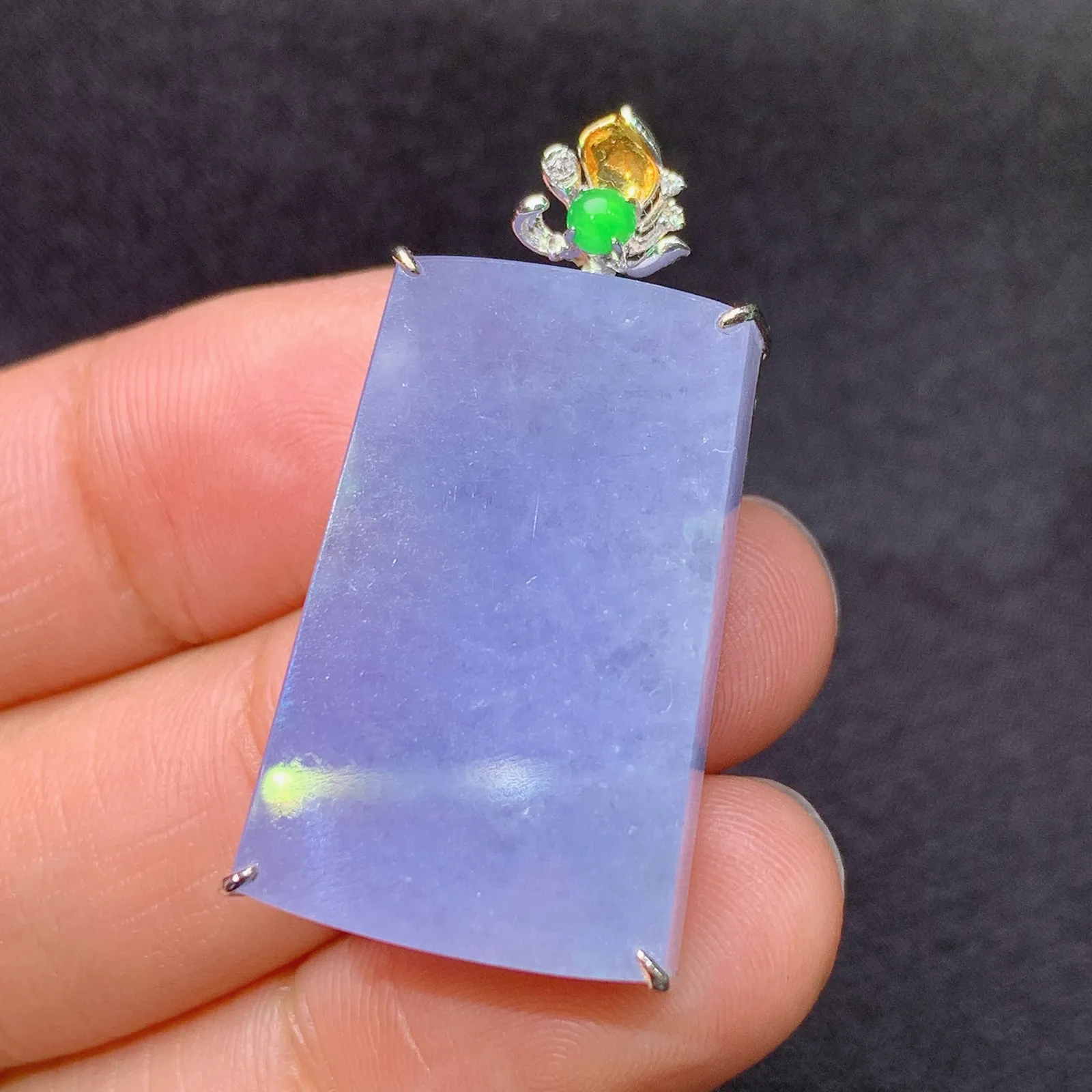 紫罗兰无事牌吊坠，18k金镶嵌，温润细腻，色泽浓郁 尺寸34.2*17.6*7