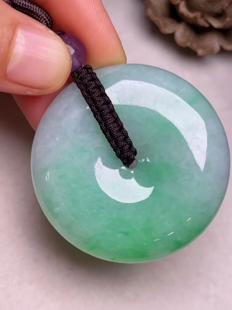 冰糯种飘绿【大平安扣】吊坠，种水好，玉质细腻 ，卖相好.