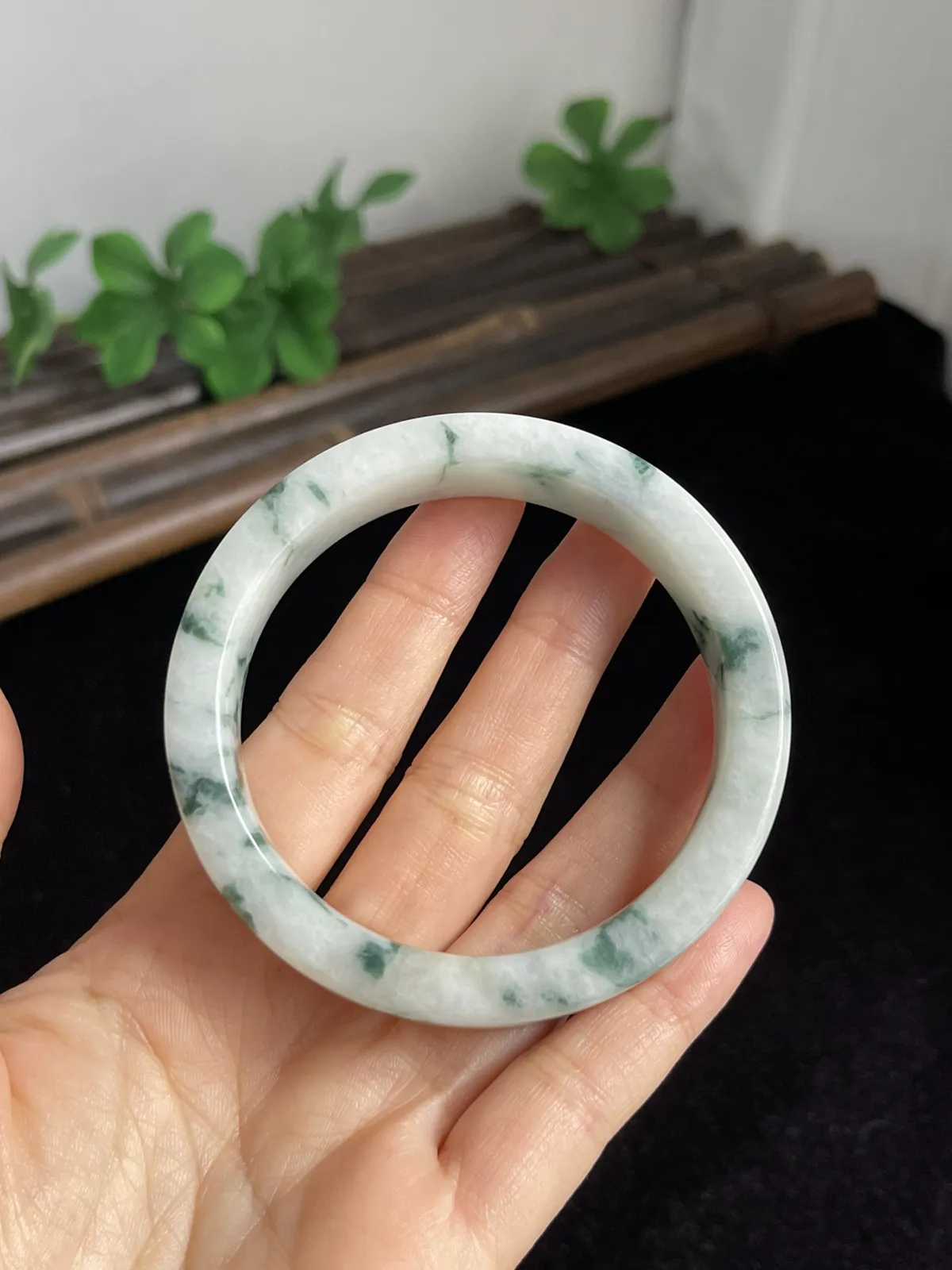 正圈56.5圈口，翡翠糯化种飘绿手镯，非常独特的方形手镯，飘片片蓝绿碎花，仙气飘飘，上手非常漂亮