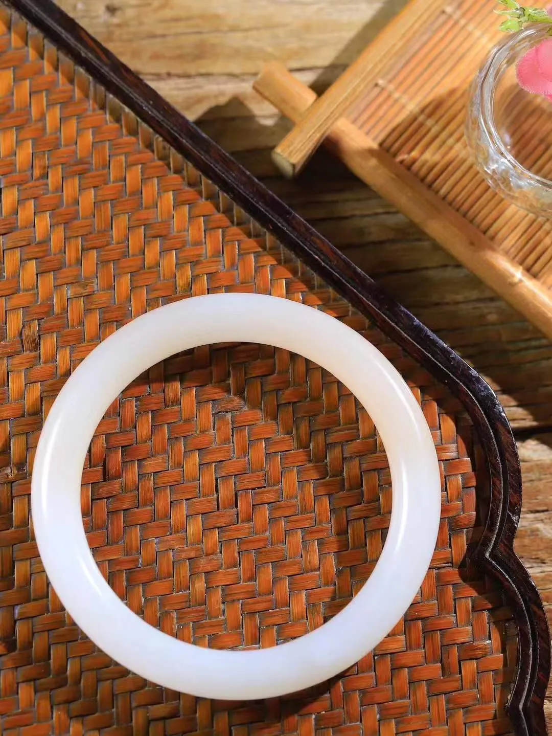 【柔情素语·手镯】

精品和田玉白玉藕粉双色圆条手镯，玉质细腻温润，手感舒适，️线条流畅，简约大气，美自天成，佩戴于腕间，婉约之美，举手投足间透出那份低调奢华，醉人心扉。重43克 内径圈口58mm  尺寸9.7-9mm   FDA-551242500