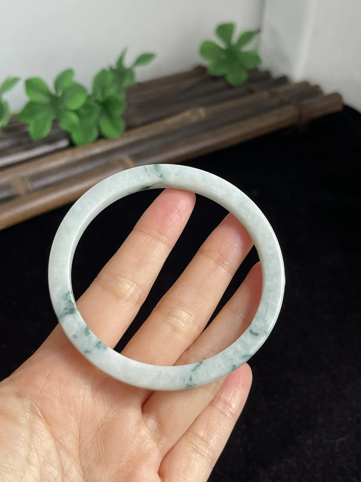 正圈58圈口，翡翠糯化种飘绿手镯，飘片片绿花，种老肉细，造型独特，飘花灵动，上手漂亮