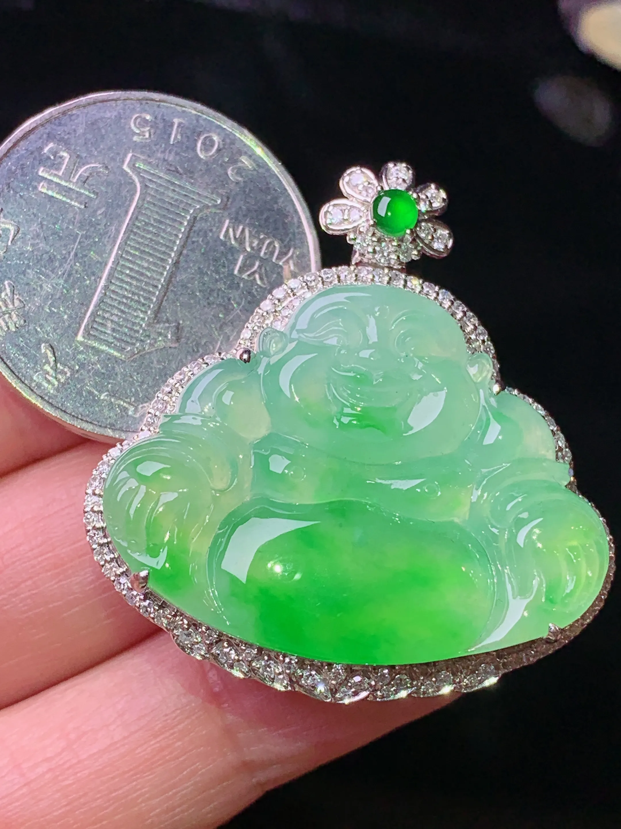 18k金钻镶嵌翠绿佛公吊坠 玉质细腻 色泽清新艳丽 整体尺寸36.2*34*10.2