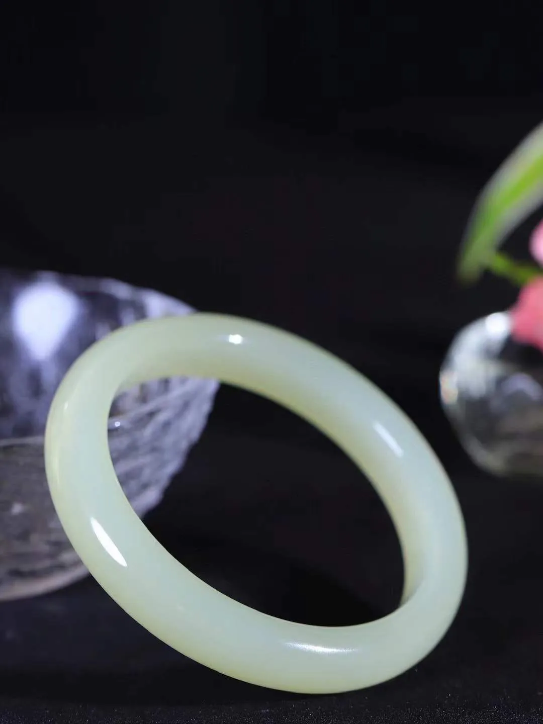 【岁月之韵.手镯】

精品和田玉晴水手镯，色泽淡雅如雨后初晴的天空，清新脱俗。手镯圆润饱满，寓意圆满和谐，承载着岁月的温柔与时光的沉淀。无论是日常佩戴还是珍藏，都是对美好生活的诗意表达。重46.8克  尺寸56-11.2-8.2mm  561242574A