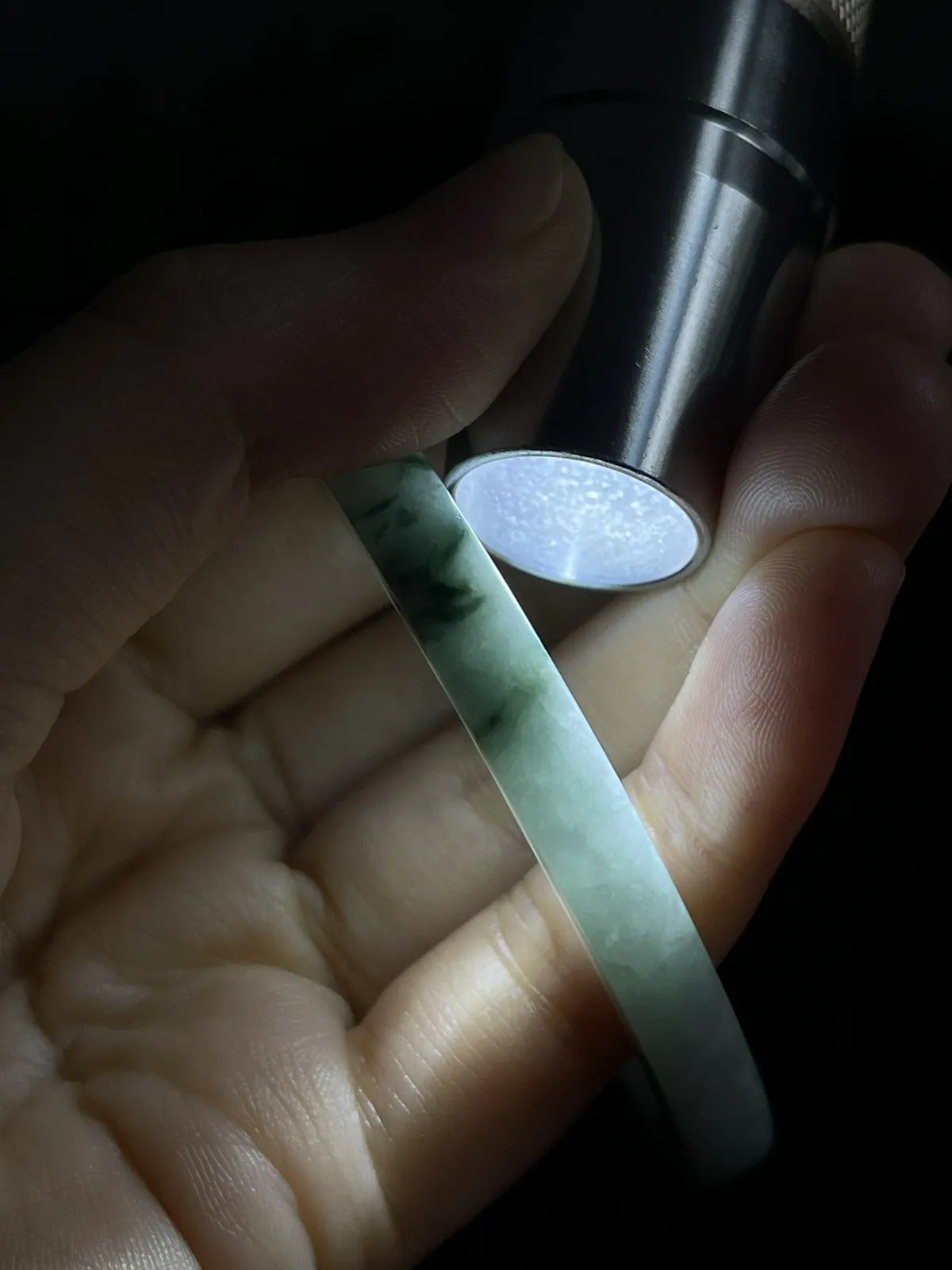 正圈58圈口，翡翠糯化种飘绿手镯，飘片片绿花，种老肉细，造型独特，飘花灵动，上手漂亮