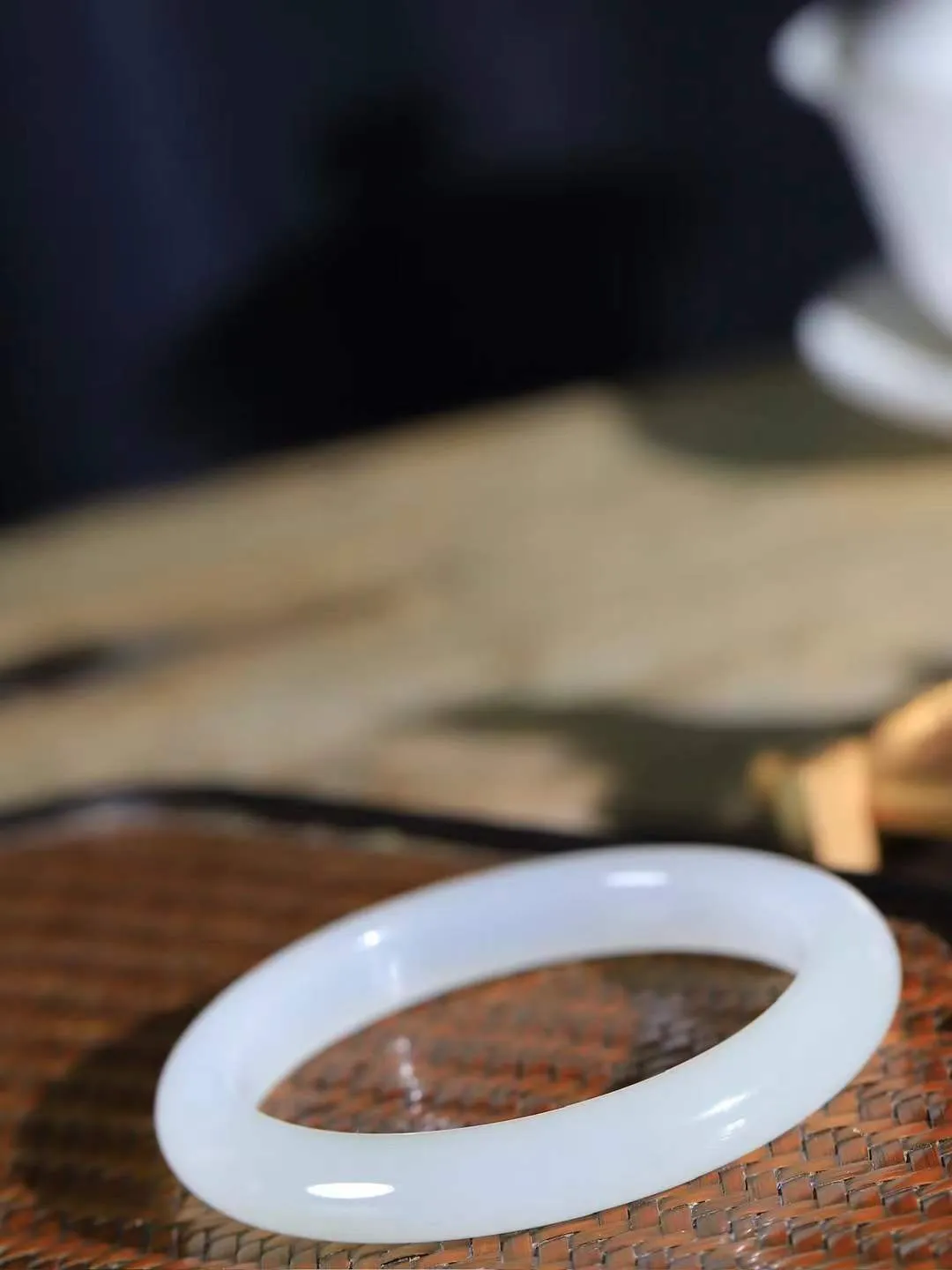 （一见倾心.手镯）

精品和田玉冰底手镯，玉质温润细腻 油性十足 手感舒适，高华雅逸，线条流畅，简约