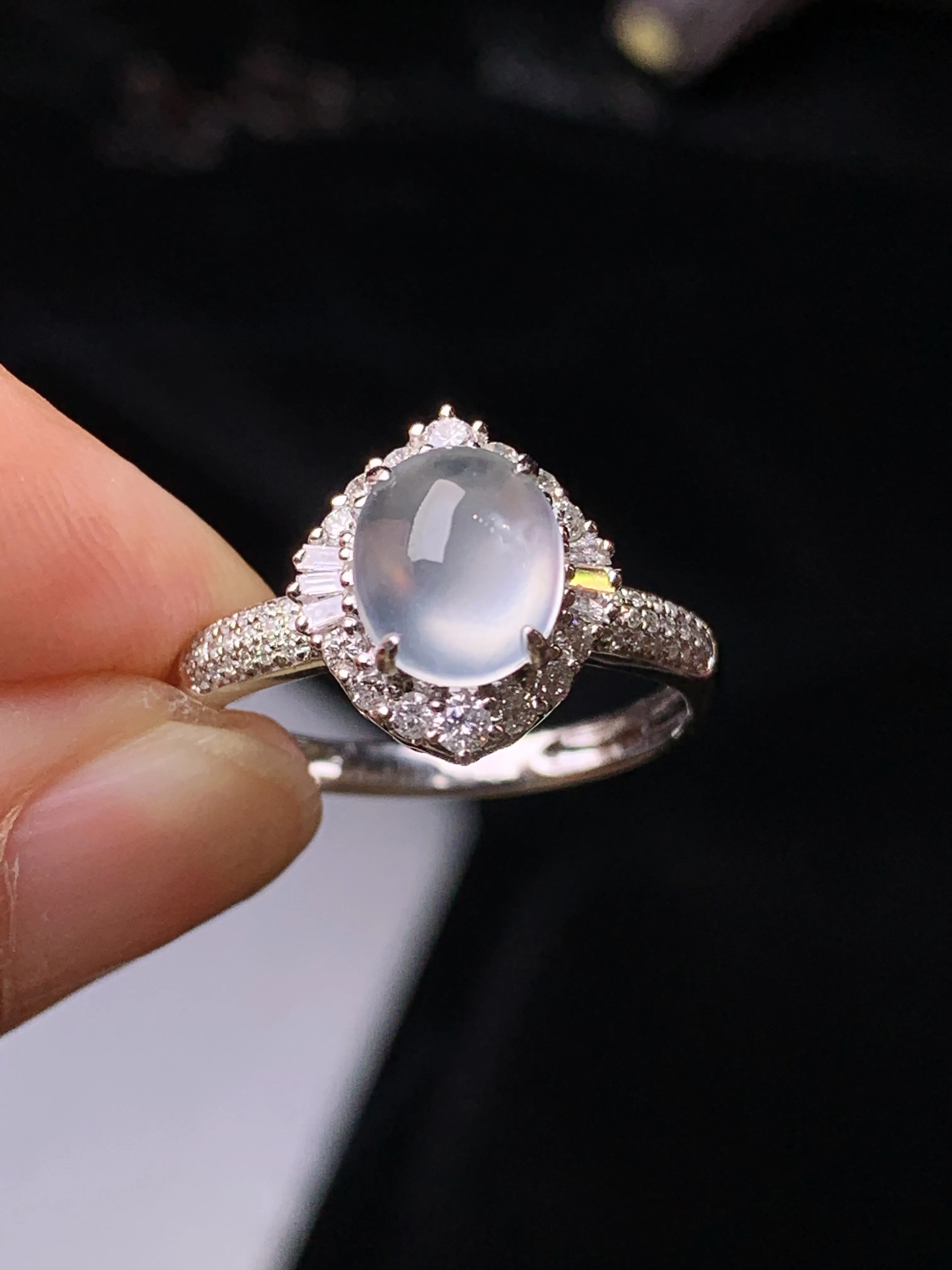 18k金钻镶嵌冰种蛋面戒指 玉质细腻 色泽清新艳丽 圈口14.5 整体尺寸12.3*10.8*8.2