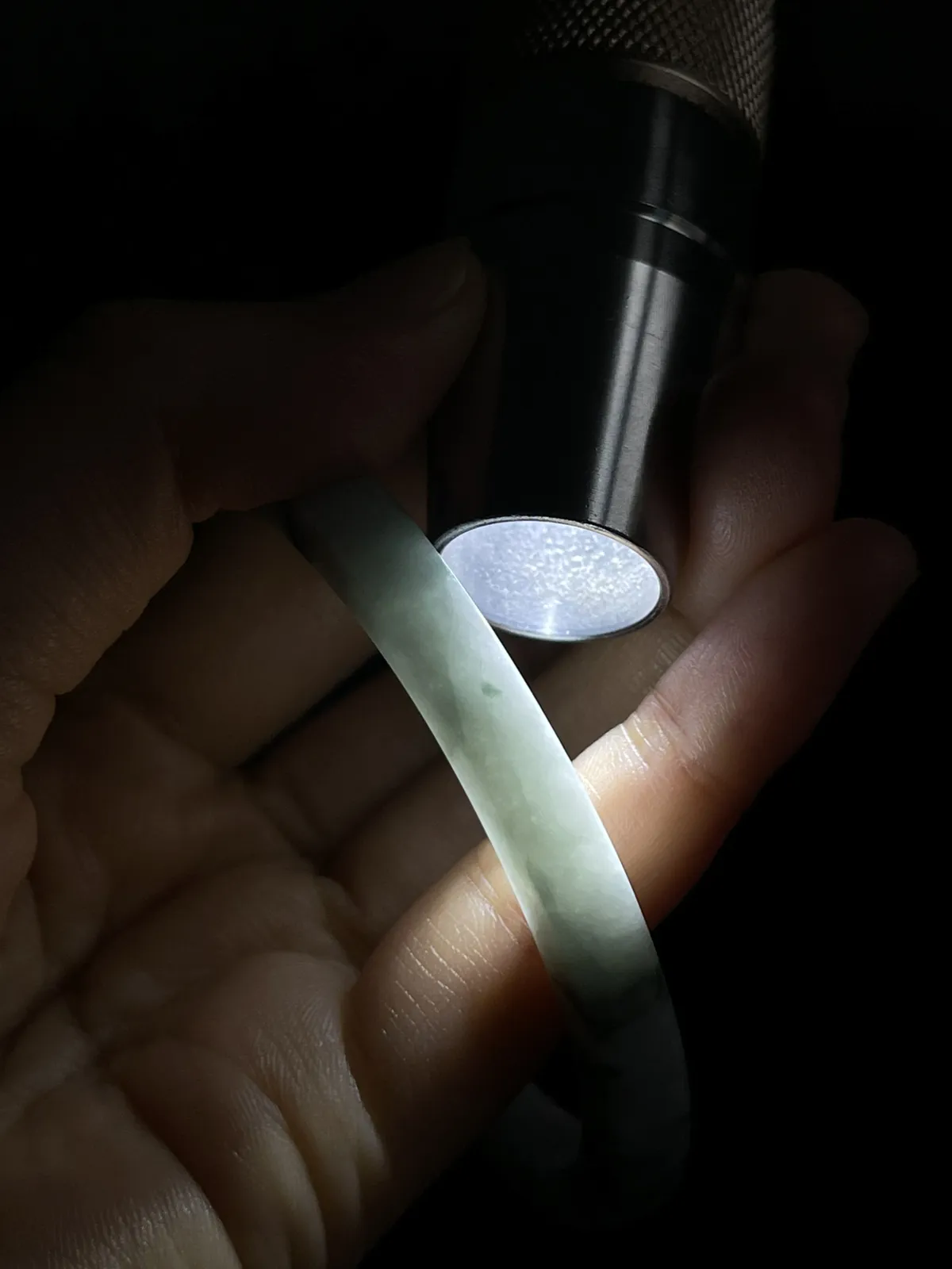 正圈58圈口，翡翠糯化种飘绿手镯，飘片片绿花，种老肉细，造型独特，飘花灵动，上手漂亮