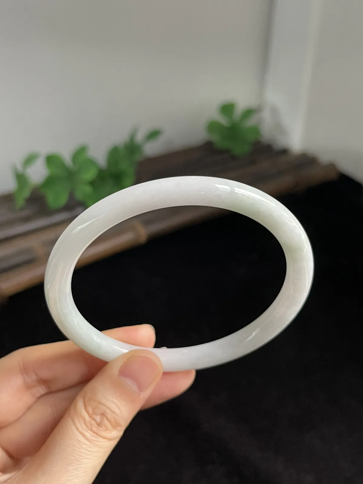 圆镯60.6圈口，翡翠手镯. 种老肉细，飘一片翠绿细细的叮当镯，上手秀气漂亮