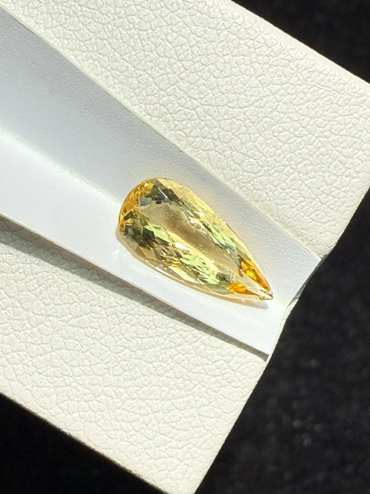 【高端珠宝】天然极美帝王托帕石裸石
重量: 1.68ct  规格: 12*5.6*3.5毫米
精湛切工，满身火彩
台面大，实物更美，可以代镶嵌设计。