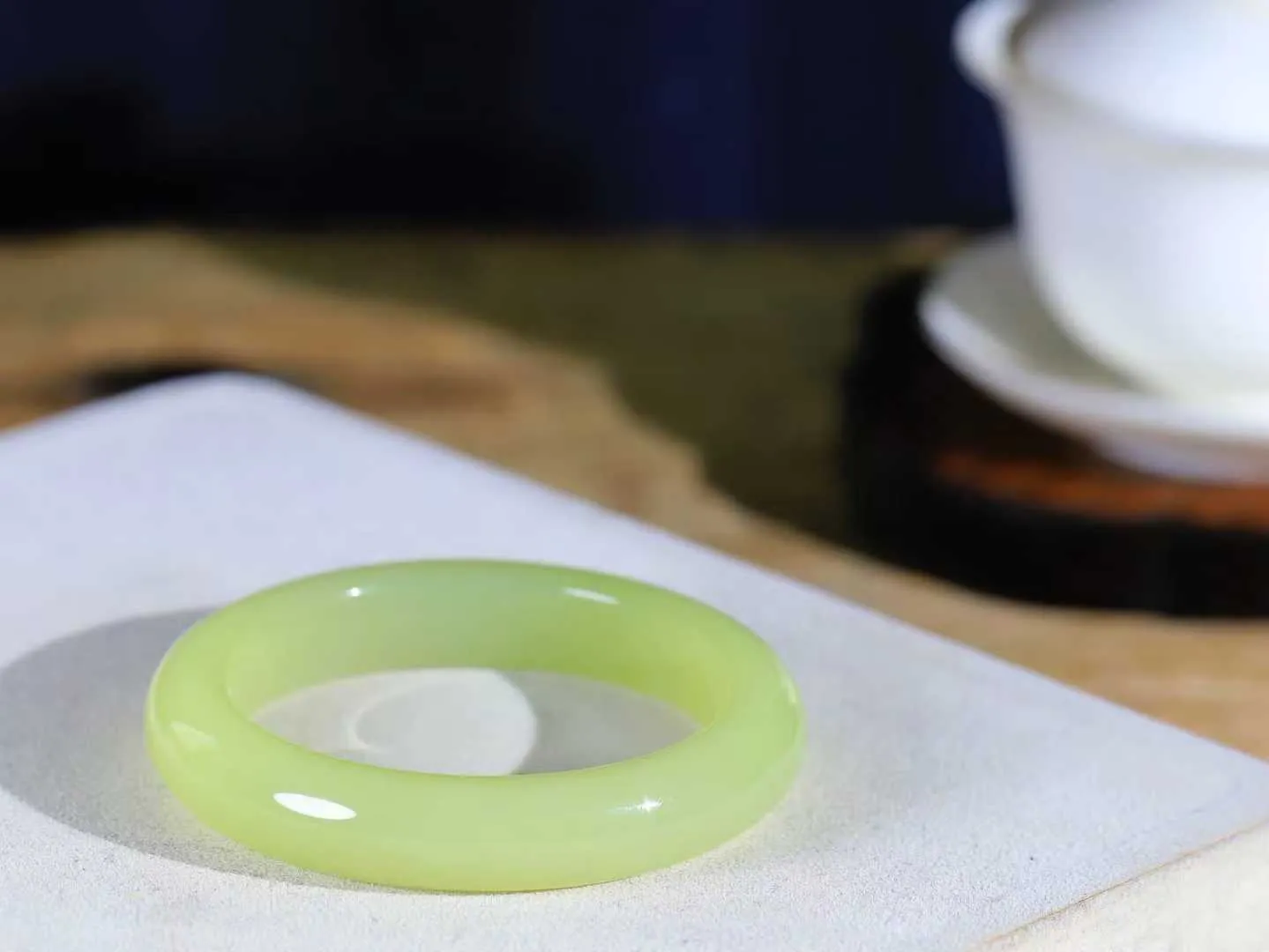 （柔情似水.手镯）

精品和田玉黄口手镯，玉质温润细腻，镯型饱满圆润，优雅知性，姽婳于幽静兮，又婆娑