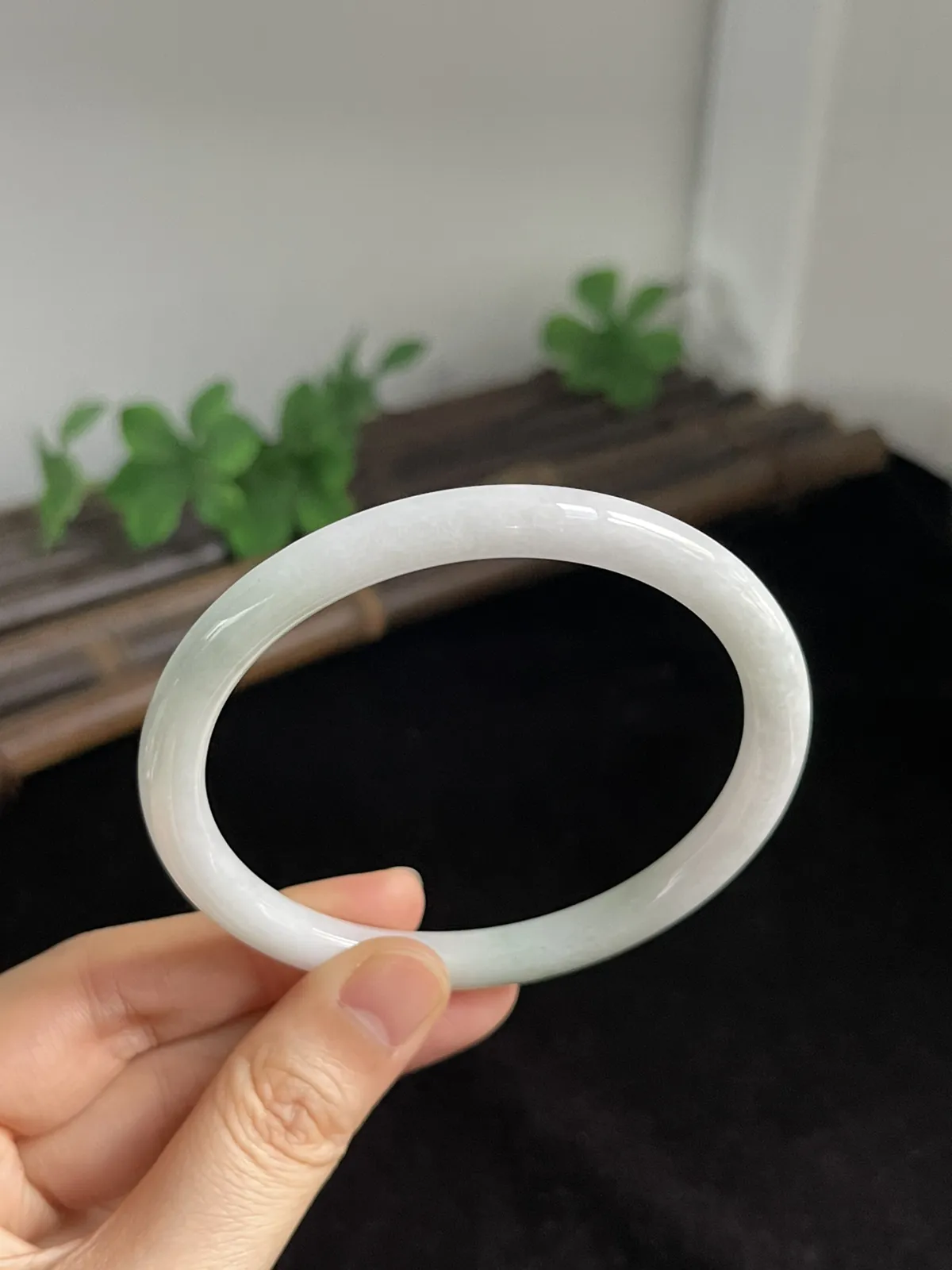 圆镯60.6圈口，翡翠手镯. 种老肉细，飘一片翠绿细细的叮当镯，上手秀气漂亮