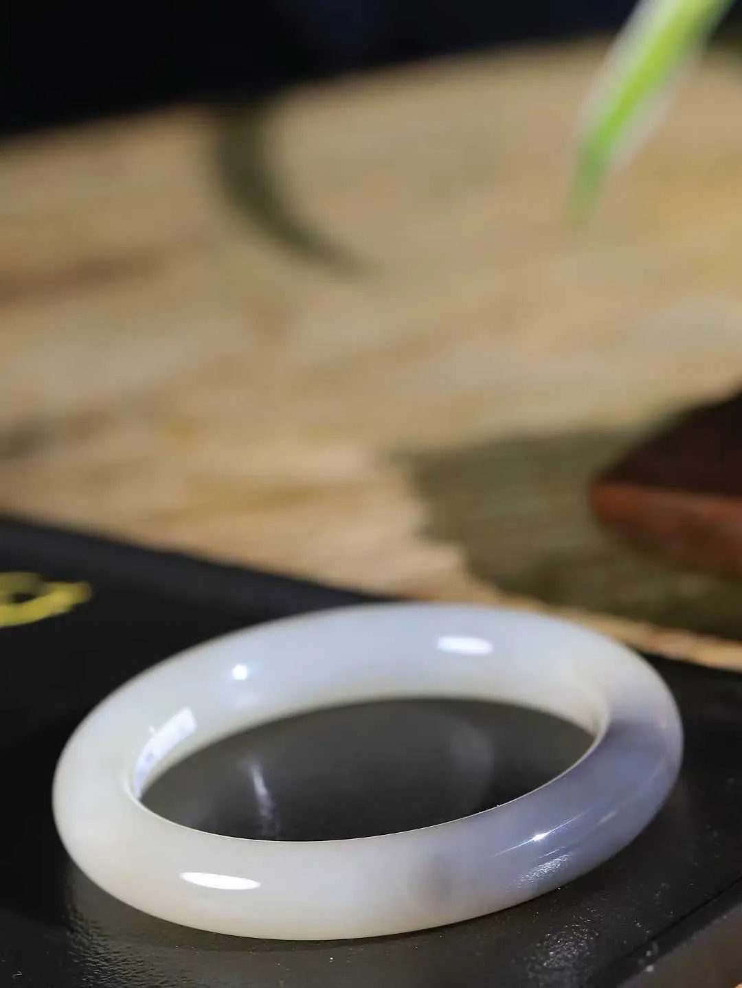 （一见倾心.手镯）

精品和田玉三色圆条手镯，玉质温润细腻 油性十足 手感舒适，高华雅逸，线条流畅，